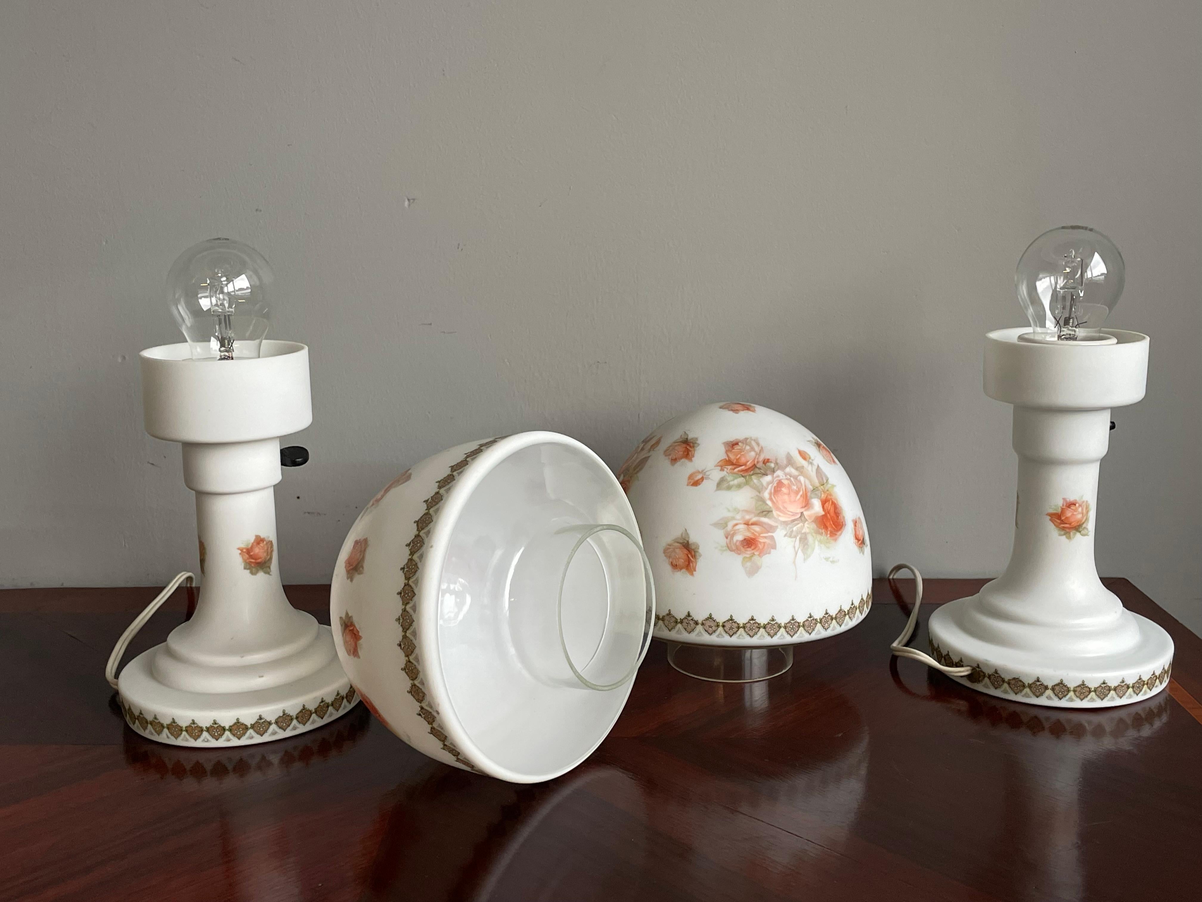 Seltenes Paar antiker Tischlampen aus Glas und Biskuit, dekoriert mit sehr hübschen Rosen im Angebot 1