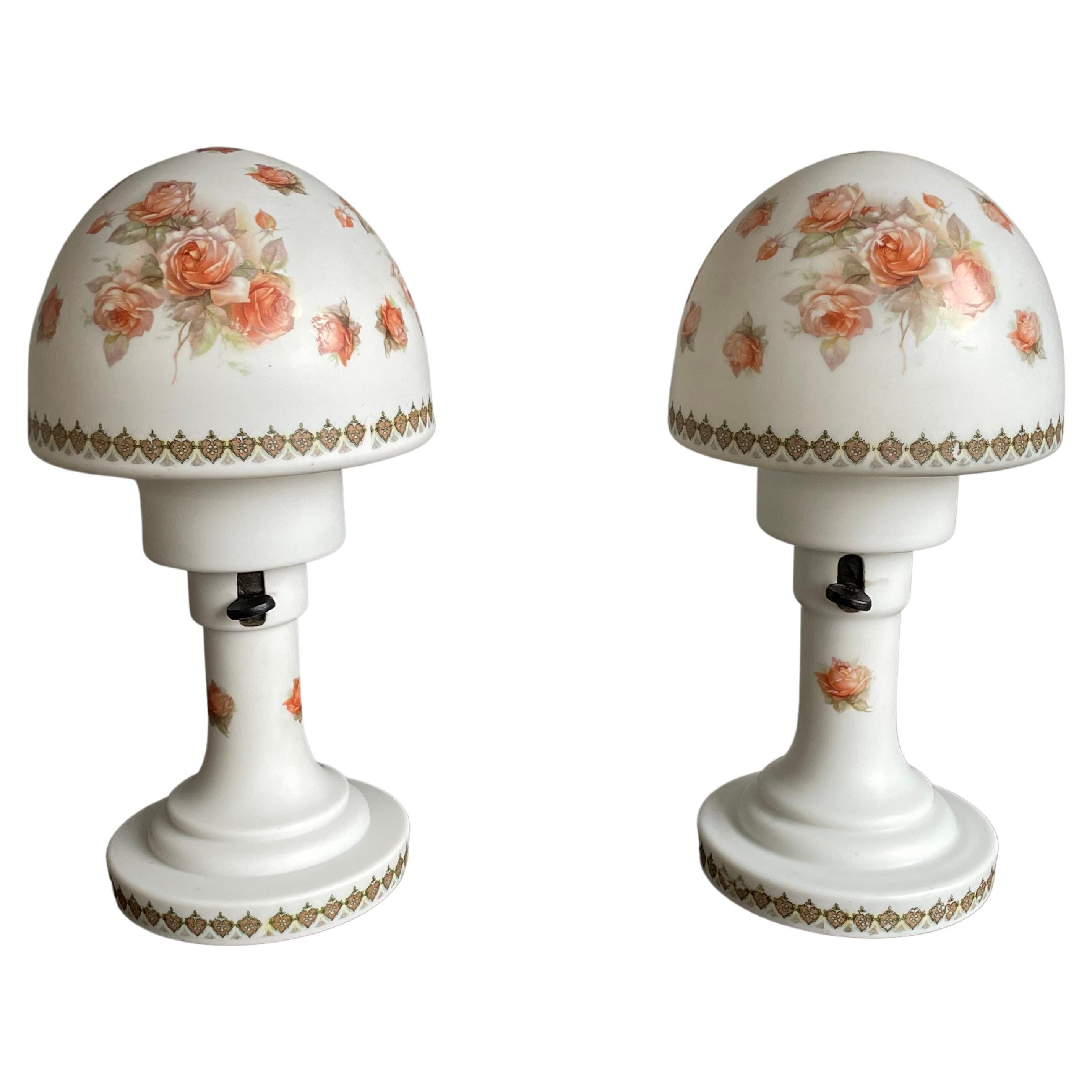 Rare paire de lampes de bureau anciennes en verre et bisque décorées de très jolies roses en vente
