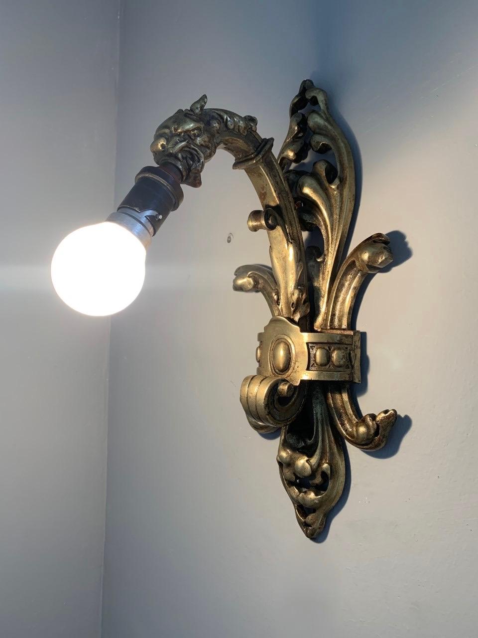 Rara coppia di antiche lampade da parete in bronzo in stile gotico-revival con sculture di draghi in vendita 5