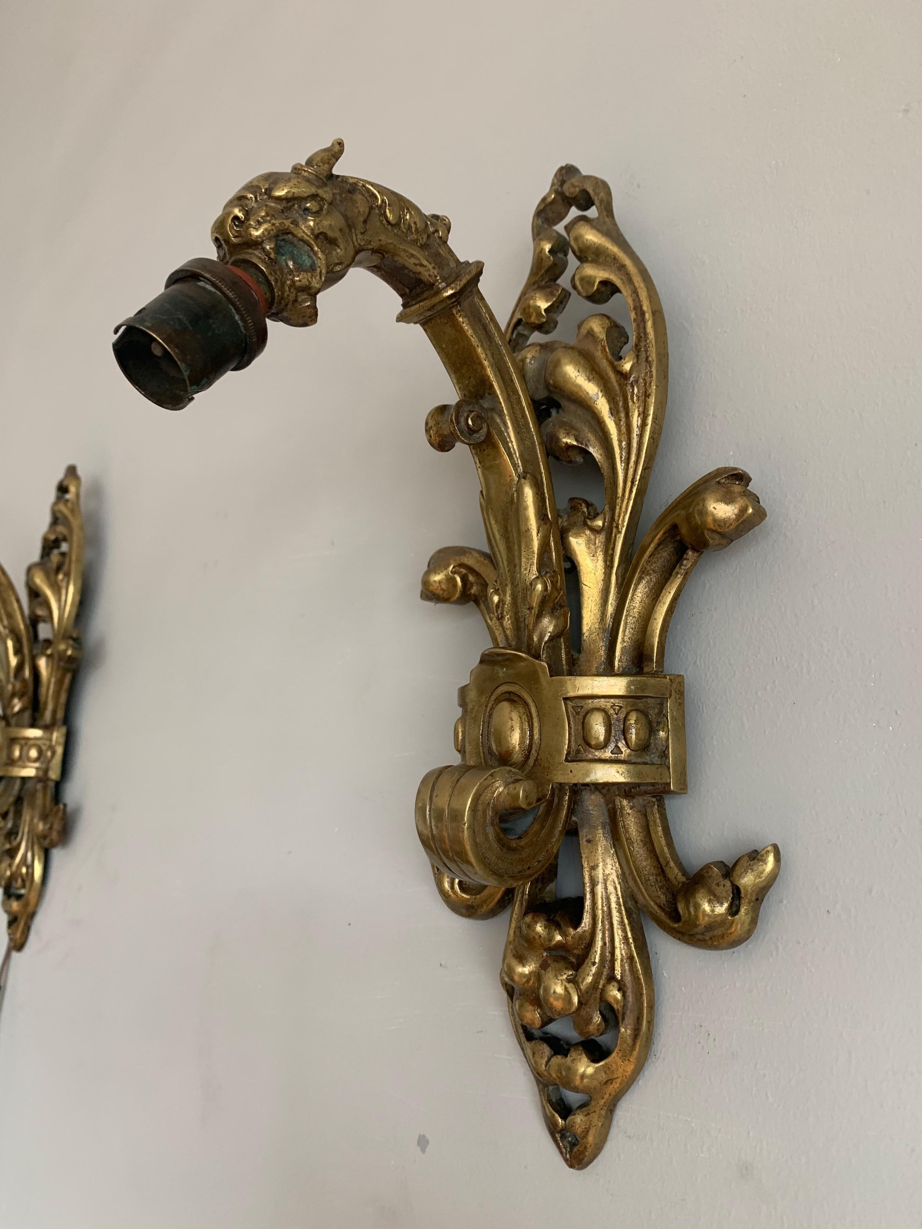 Zwei vergoldete Bronzeleuchten im Stil der Neogotik mit grimmigen Drachenköpfen.

Wenn Sie ein Sammler von gotischen Antiquitäten sind, dann könnte dieses seltene und hochwertig gefertigte Paar von Drachenleuchtern Ihnen gehören. Die um 1900-1910