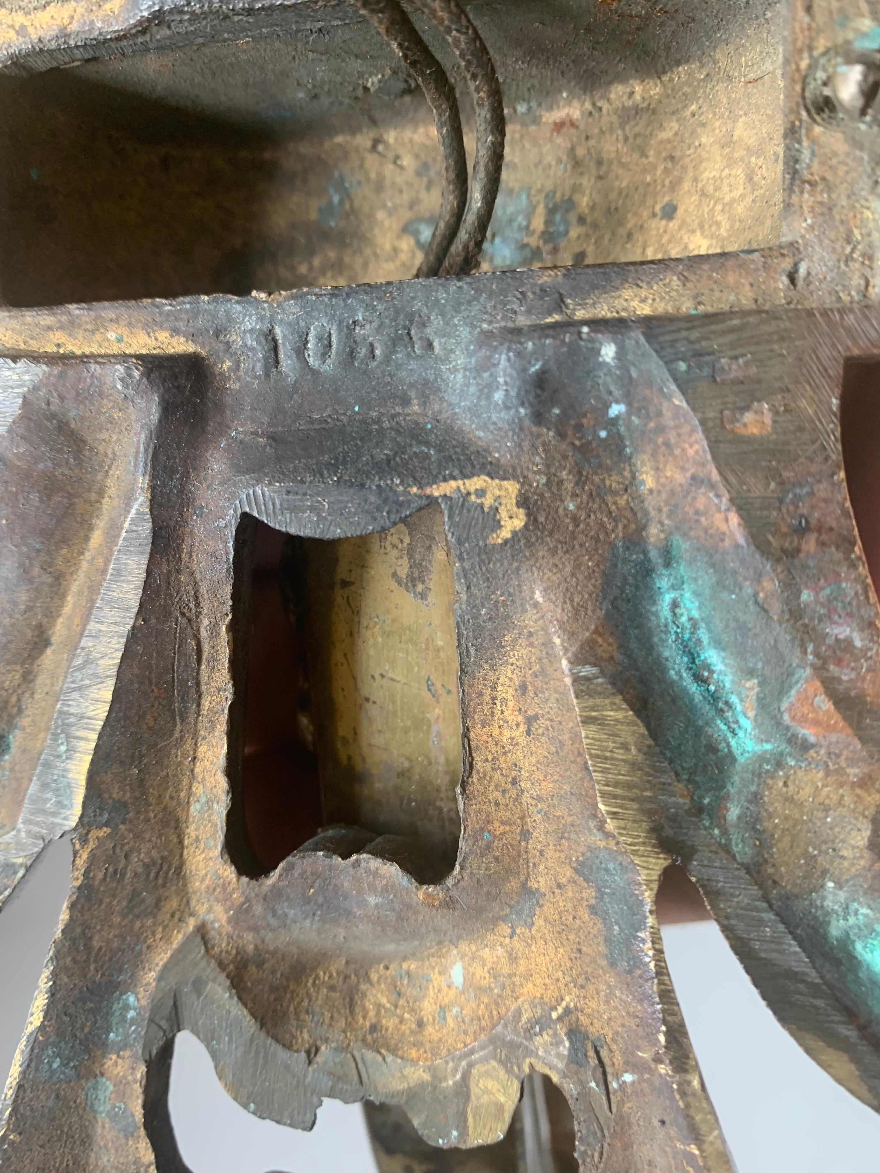 Rara coppia di antiche lampade da parete in bronzo in stile gotico-revival con sculture di draghi in vendita 12