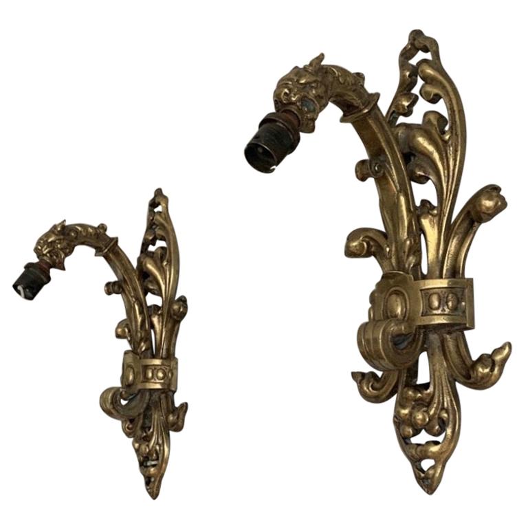 Rare paire d'appliques murales anciennes en bronze de style néo-gothique avec sculptures de dragons