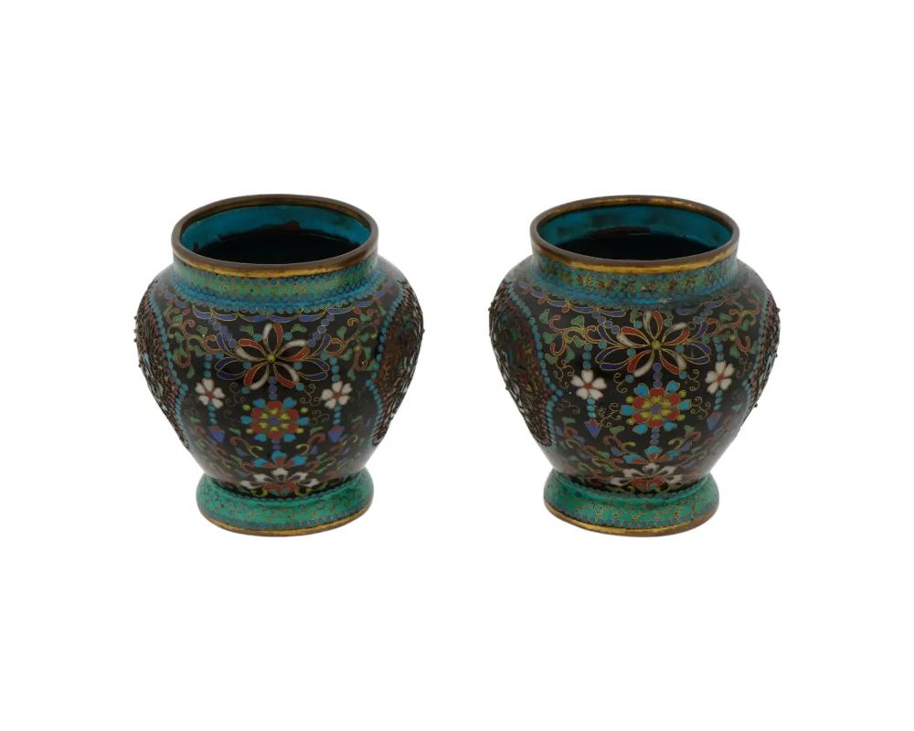 Paire de rares vases japonais anciens en bronze de la période Meiji, décorés d'émail selon la technique du cloisonné. Deux vases globulaires assortis avec un motif en relief d'émail cloisonné, formant un ensemble. La surface entière de chaque vase