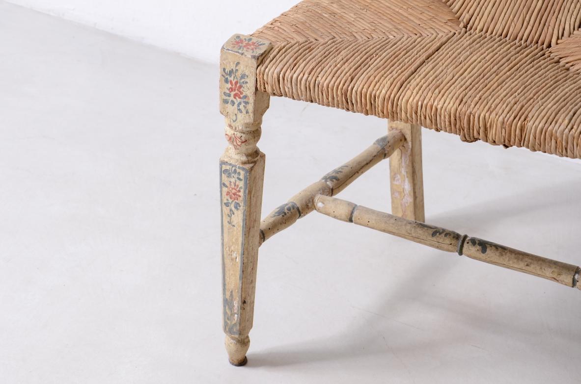 Néoclassique Rare paire de chaises anciennes en bois peint et laqué. en vente