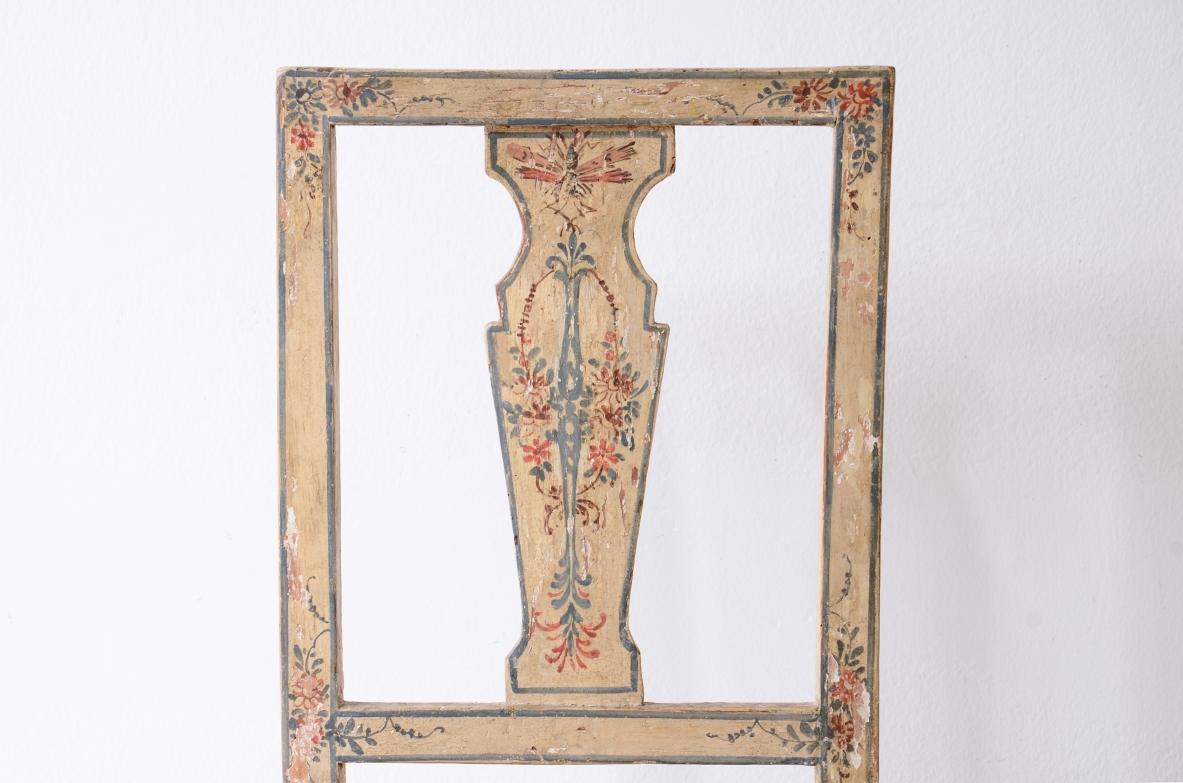 italien Rare paire de chaises anciennes en bois peint et laqué. en vente