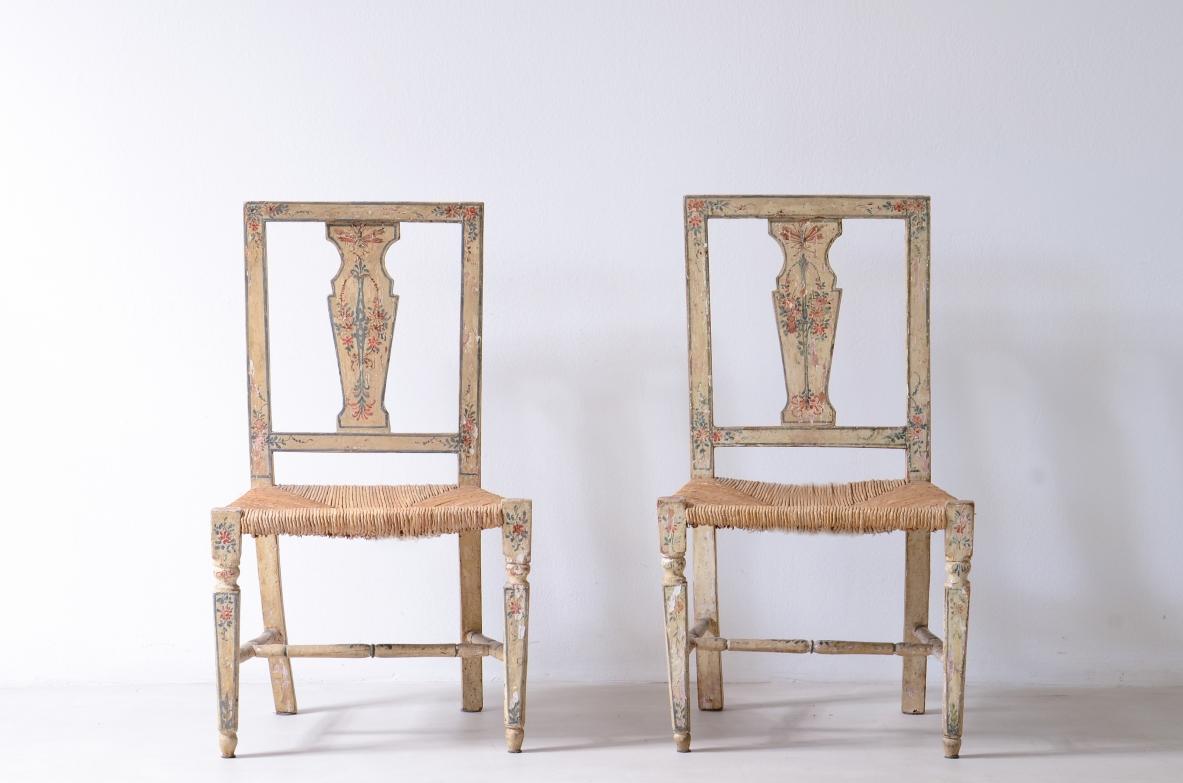 Rare paire de chaises anciennes en bois peint et laqué. Excellent état - En vente à Milano, IT