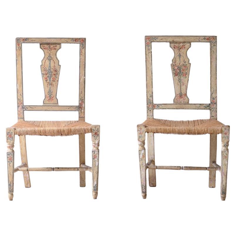Rare paire de chaises anciennes en bois peint et laqué. en vente