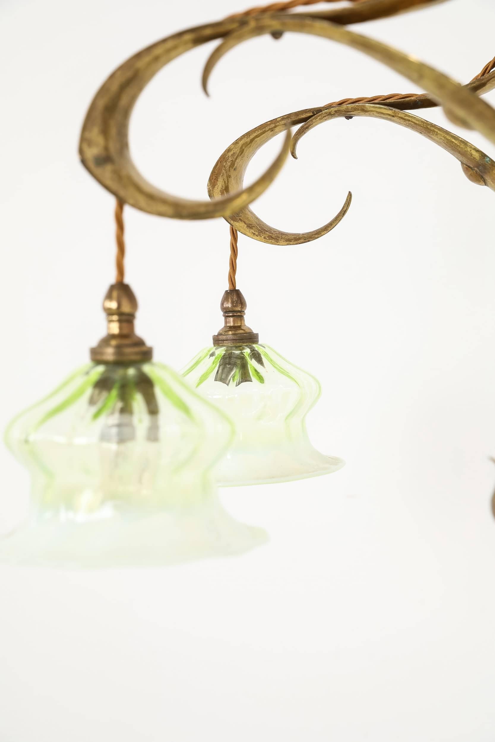Exceptionnelle paire d'appliques en laiton Arts & Crafts du début du 20e siècle, c.1910.

Fabriqué à la main en laiton massif avec une belle finition planée (martelée). Ces lampes incarnent les lignes élégantes et élancées caractéristiques du