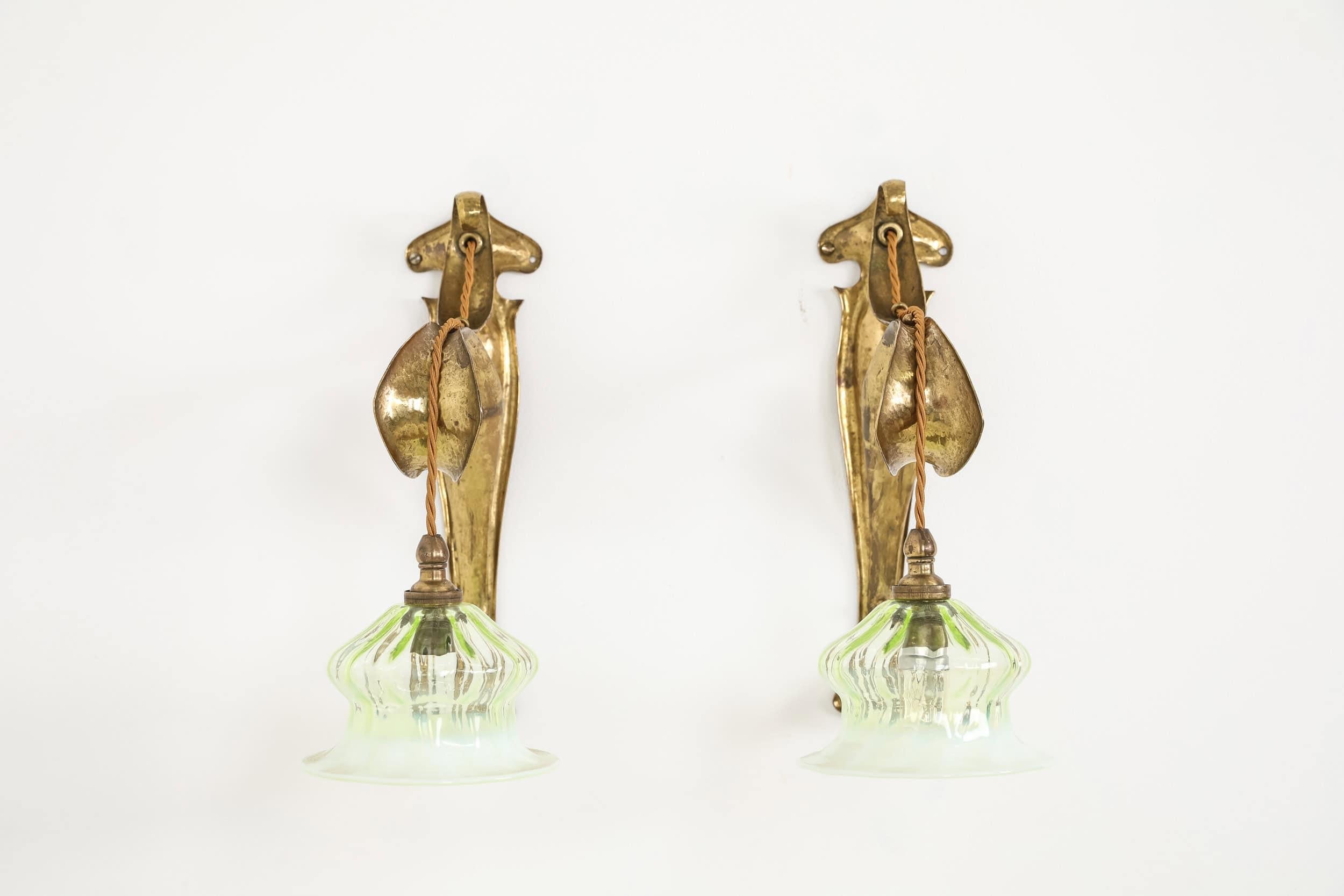 Arts and Crafts Rare paire d'appliques en verre en laiton raboté, A.I.C., c.1910 en vente