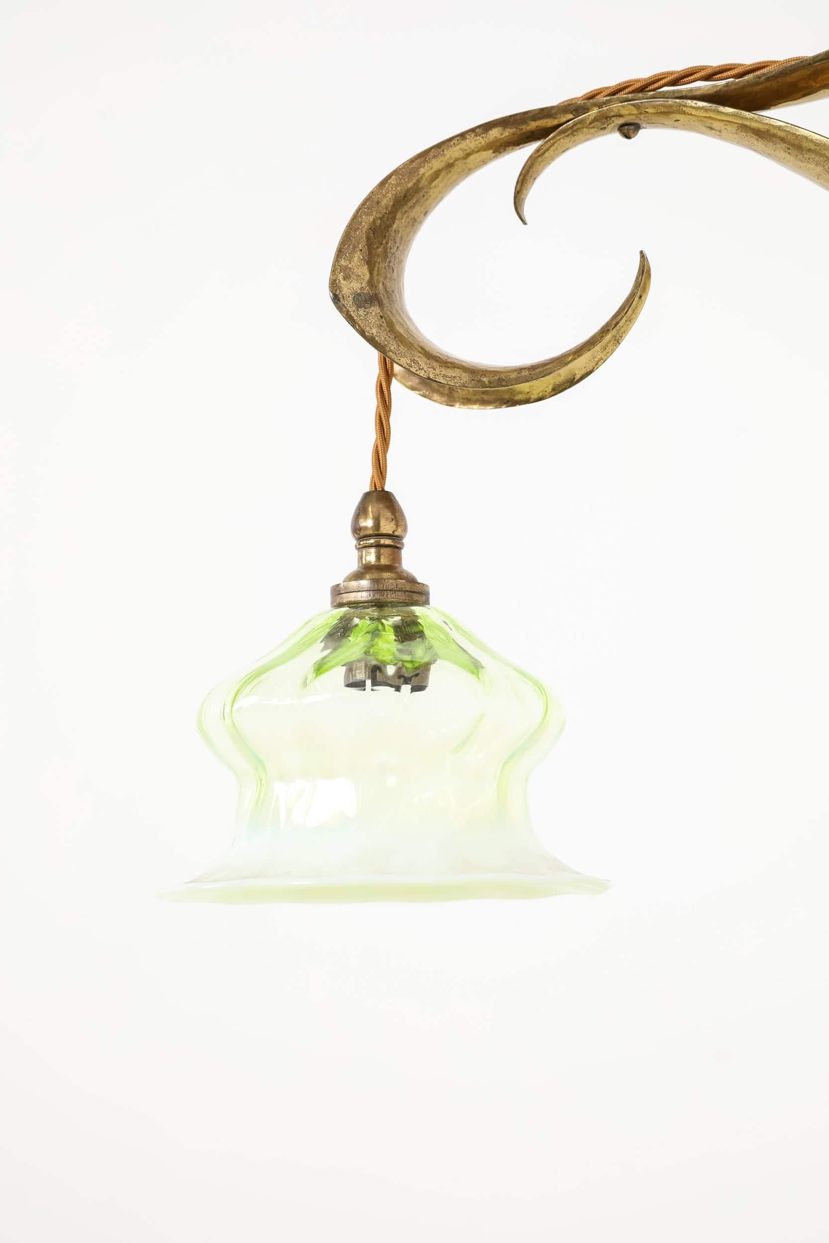 Rare paire d'appliques en verre en laiton raboté, A.I.C., c.1910 État moyen - En vente à London, GB