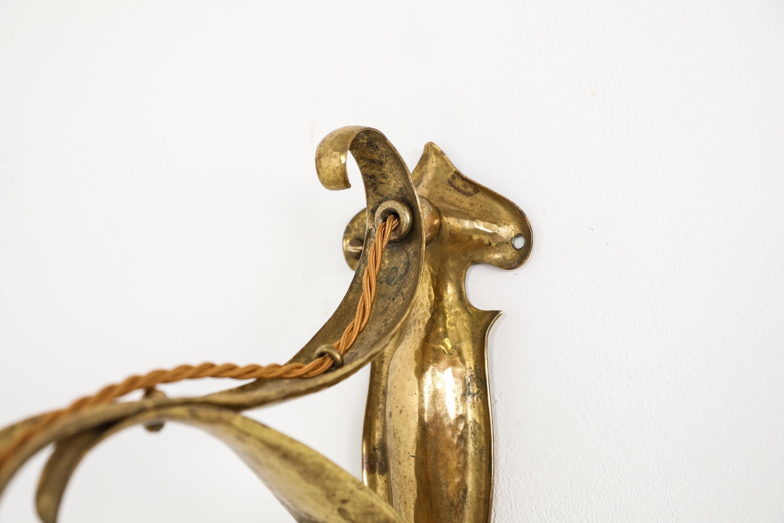 Début du 20ème siècle Rare paire d'appliques en verre en laiton raboté, A.I.C., c.1910 en vente