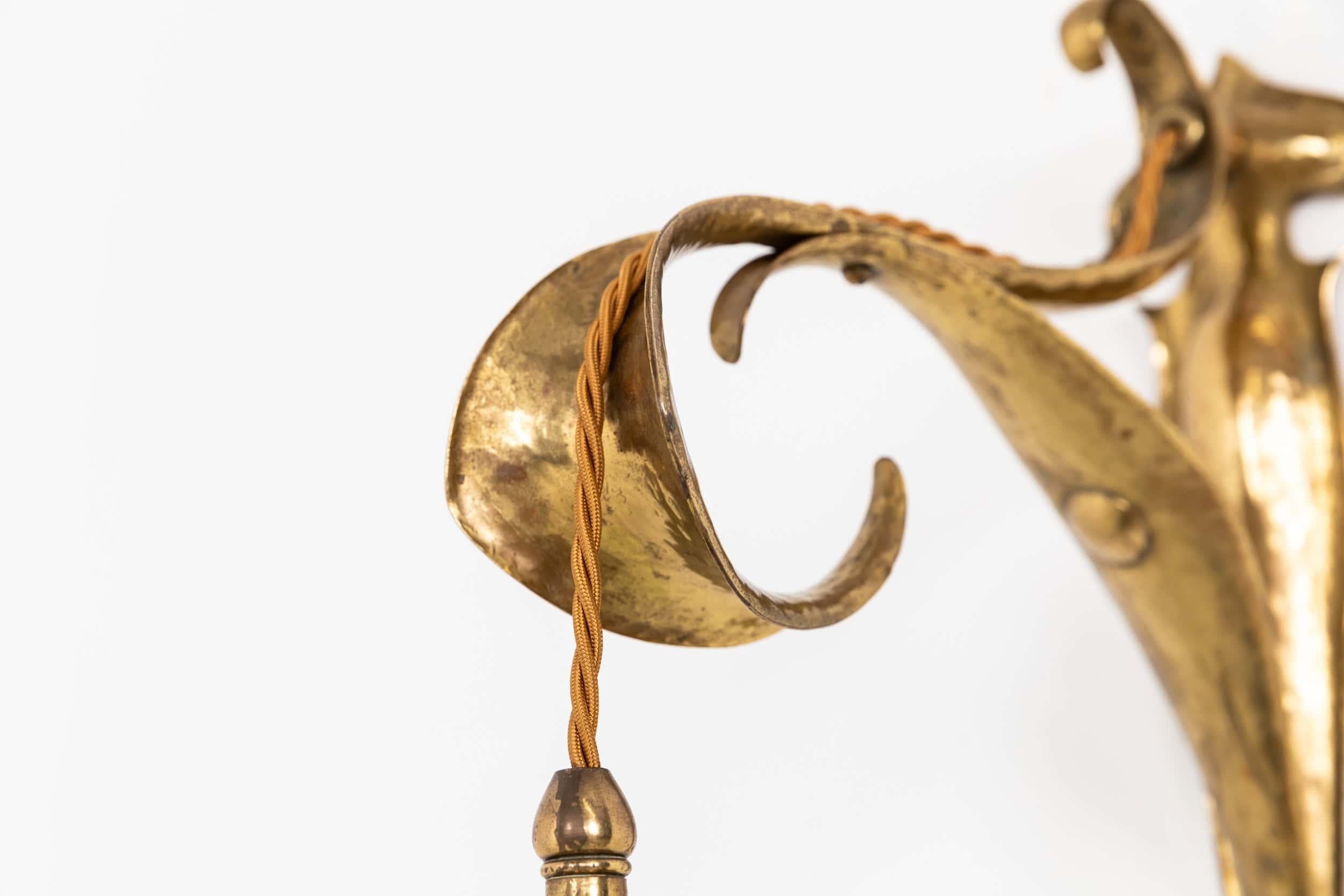 Laiton Rare paire d'appliques en verre en laiton raboté, A.I.C., c.1910 en vente