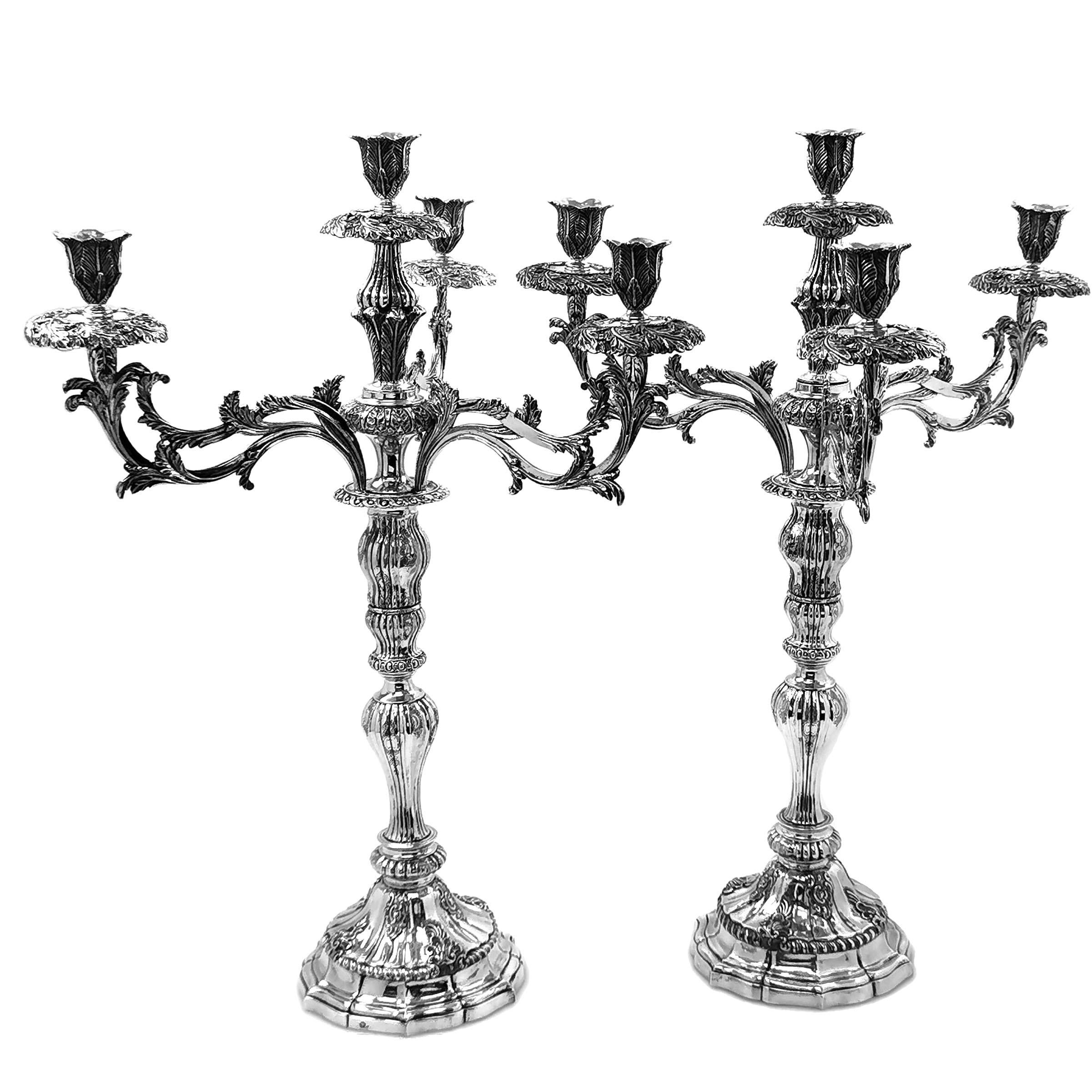Ein seltenes, prächtiges Paar antiker portugiesischer Kandelaber aus massivem Silber des 18. Jahrhunderts mit vier Leuchtern und abnehmbaren Zweigen, die als einzelne Kerzenständer verwendet werden können. Die Kronleuchter und Tropfschalen sind mit