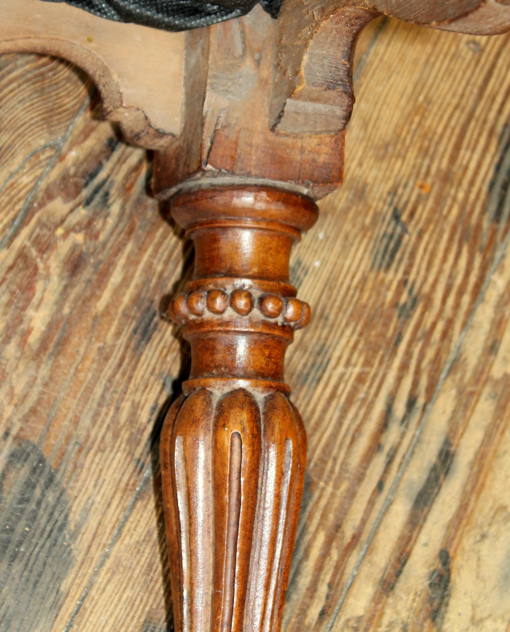 Rare Pair of Antique Scottish Carved Walnut Renaissance Style Corner Chairs 10