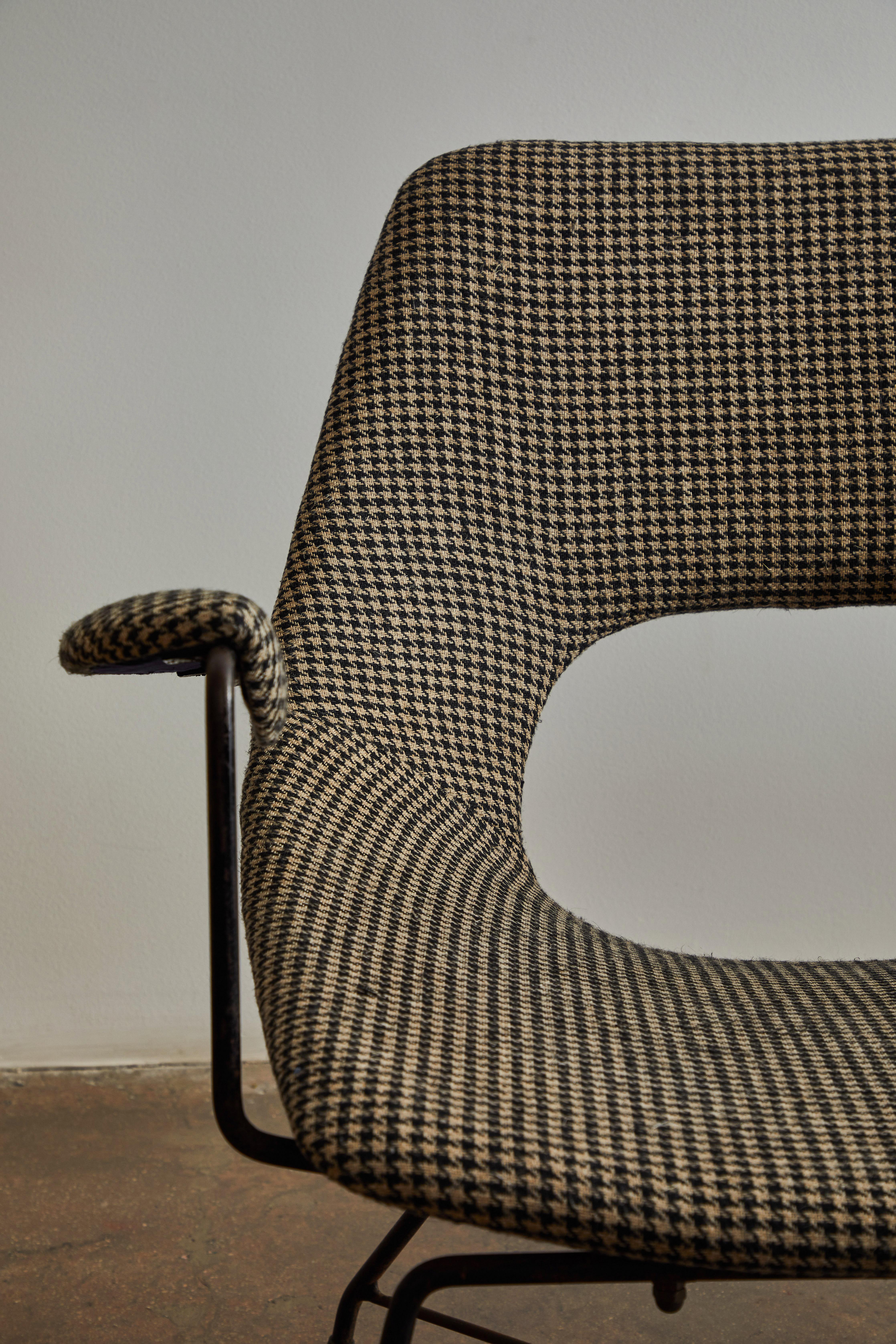 Paire de fauteuils rares par Augusto Bozzi pour Saporiti Italia en vente 3