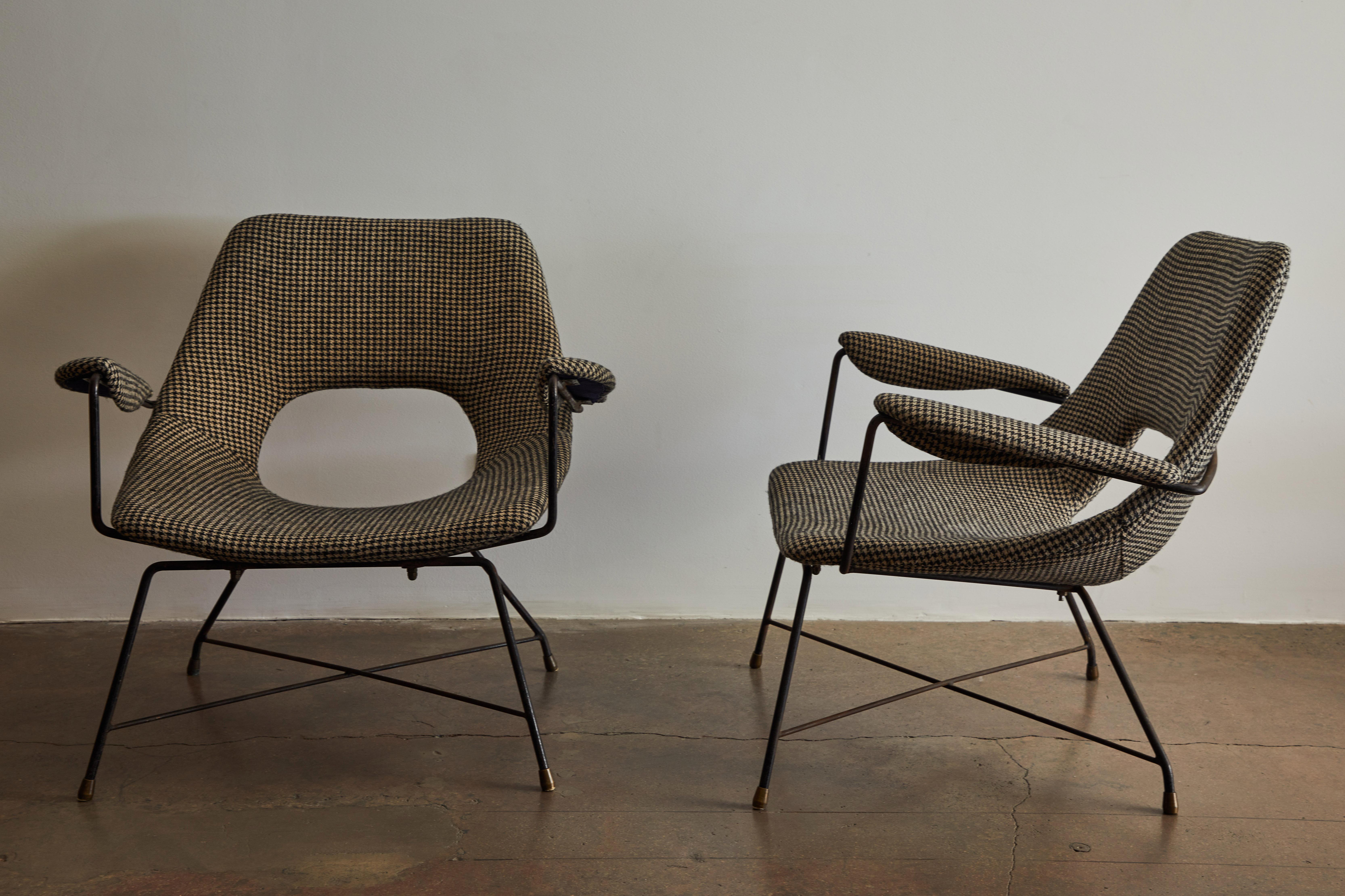 Pair of lounge chairs by Augusto Bozzi for Saporiti Italia. Reupholstered in Irish houndstooth linen. Made in Italy, circa 1950s.

Decal manufacturer's labels to frame ‘Fratelli Saporiti (Italia)’ and ‘Made in Italy‘. 

Literature: Undicesima
