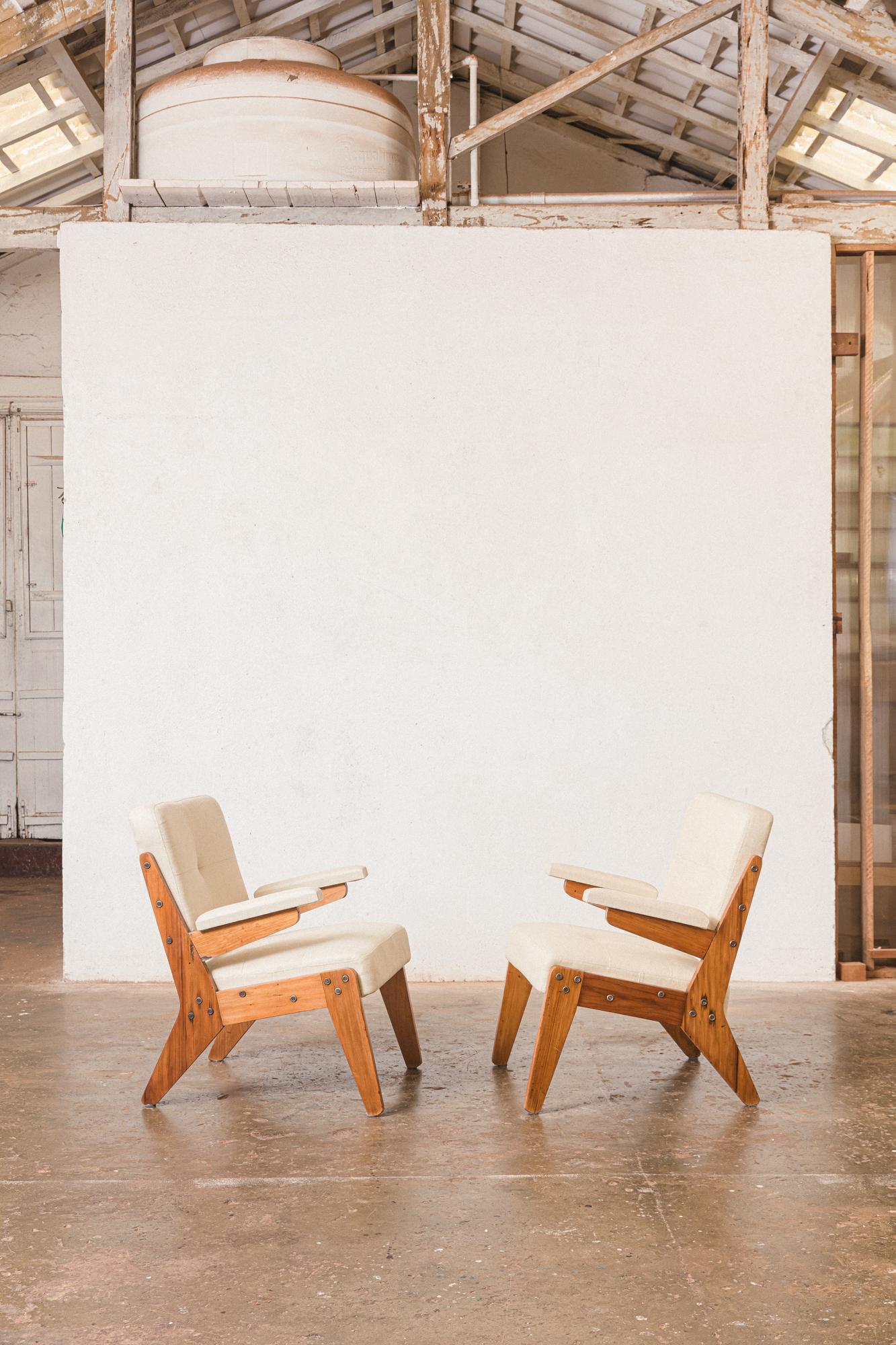 Raro par de sillones de José Zanine Caldas mediados del siglo XX en venta