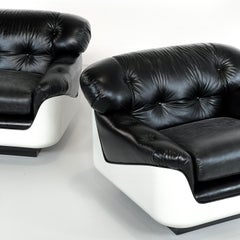 Rara coppia di poltrone in fibra di vetro e pelle naturale di Jorge Zalszupin anni '60