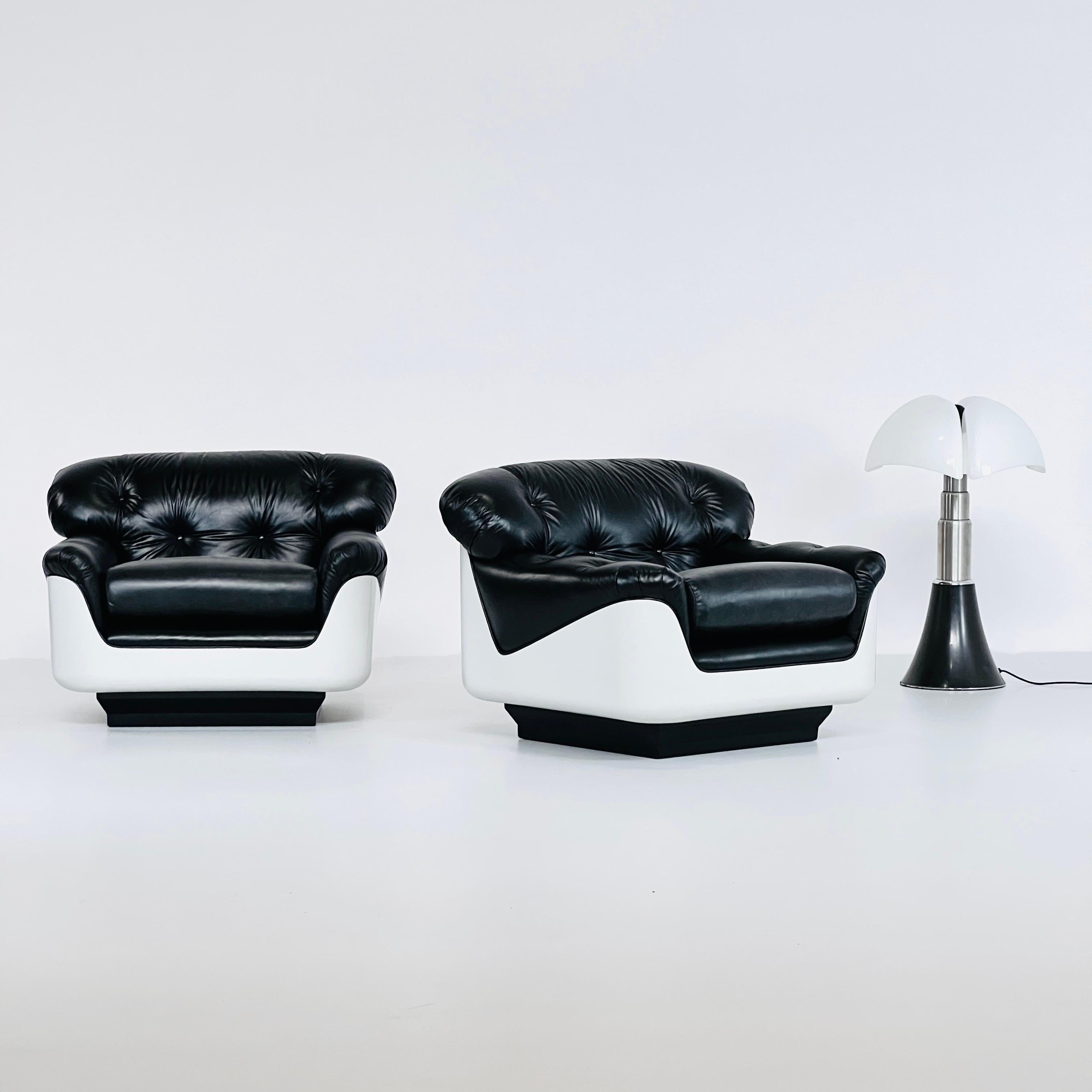 Seltenes Paar Sessel aus Fiberglas und Naturleder von Jorge Zalszupin, 60''s (Moderne der Mitte des Jahrhunderts) im Angebot