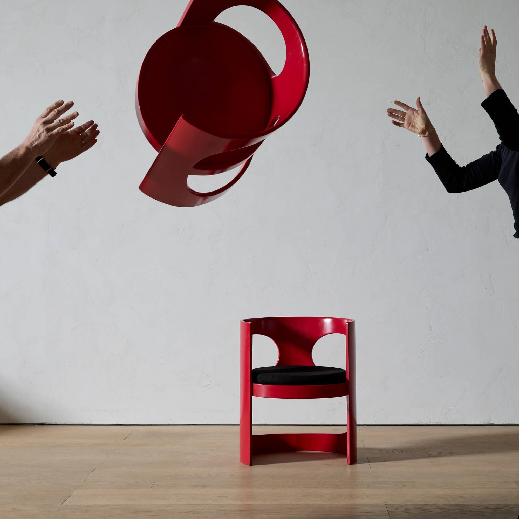 Arne Jacobsen était avant tout un architecte. La conception du mobilier a suivi organiquement - Jacobsen, qui croyait en l'idéal du Gesamtkunst, voulait des meubles qui s'adaptent à ses bâtiments.

Ces chaises 