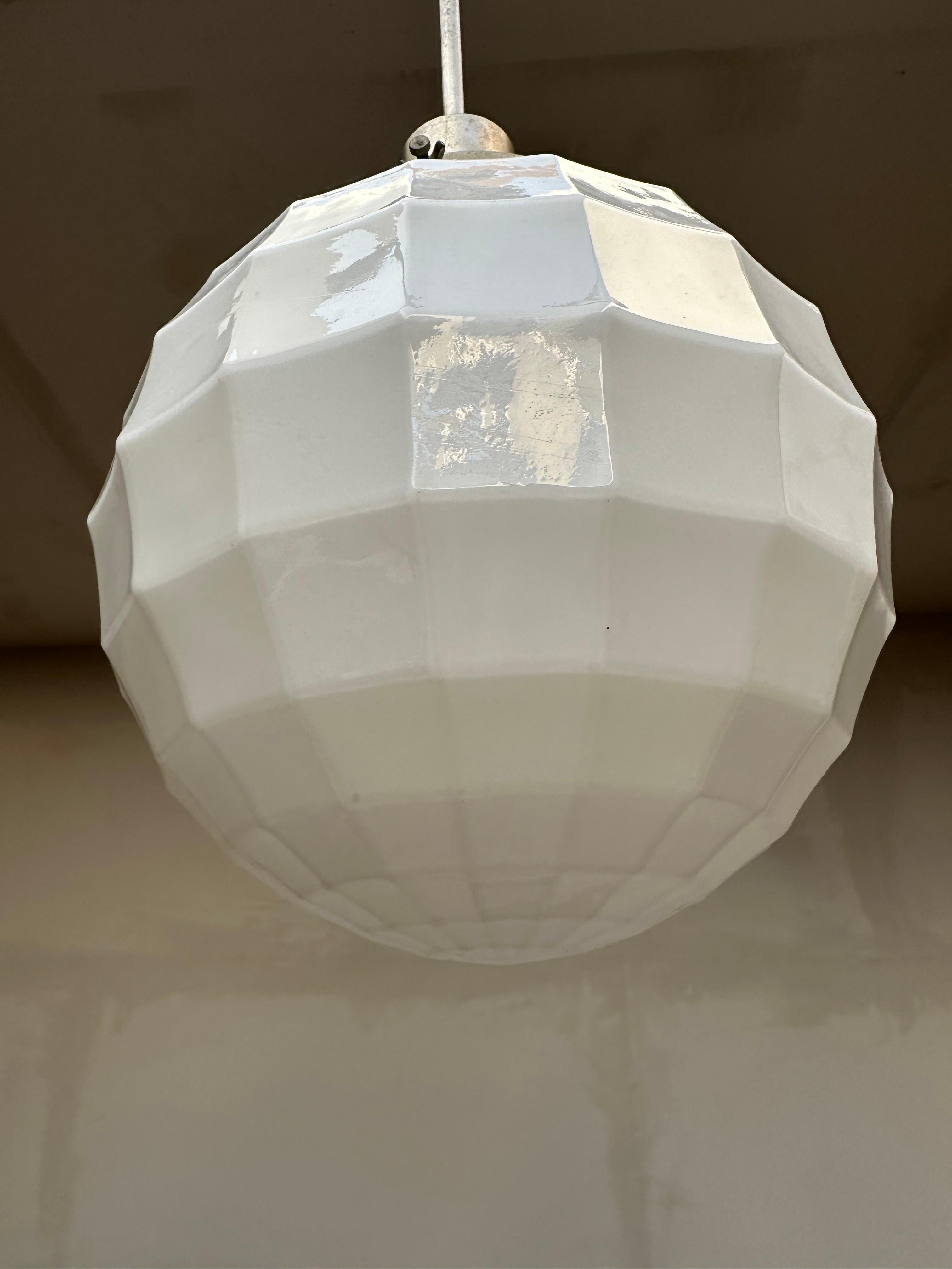 Rare paire de lampes à suspension en verre opalin de l'époque Art Déco, Design Ball and Ball/One Philips en vente 10