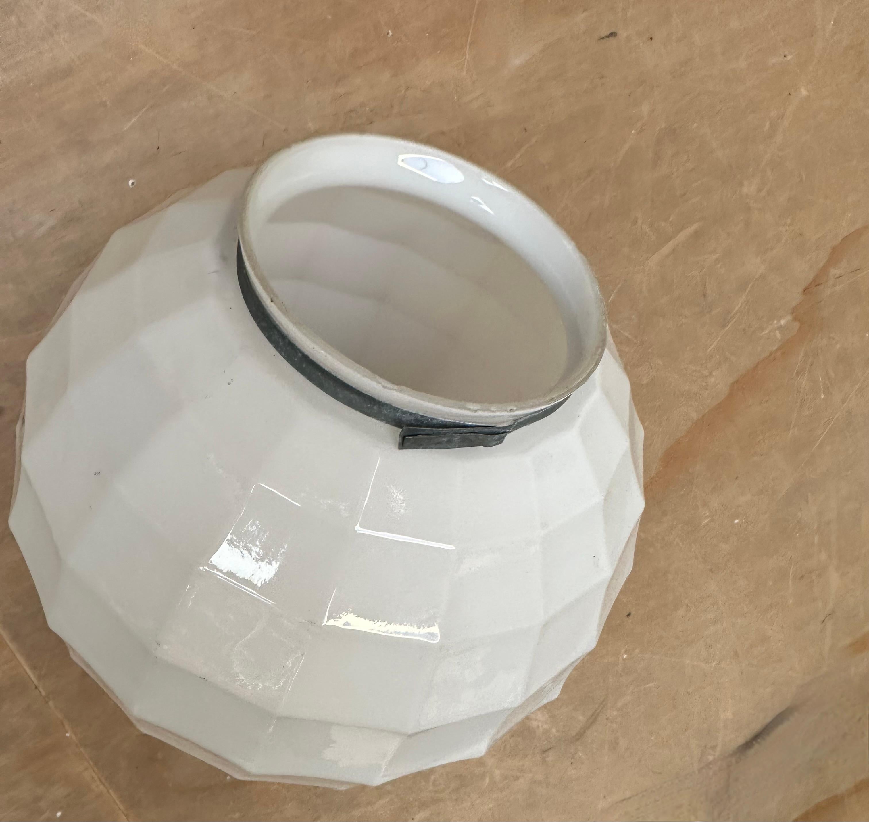 Moulage Rare paire de lampes à suspension en verre opalin de l'époque Art Déco, Design Ball and Ball/One Philips en vente
