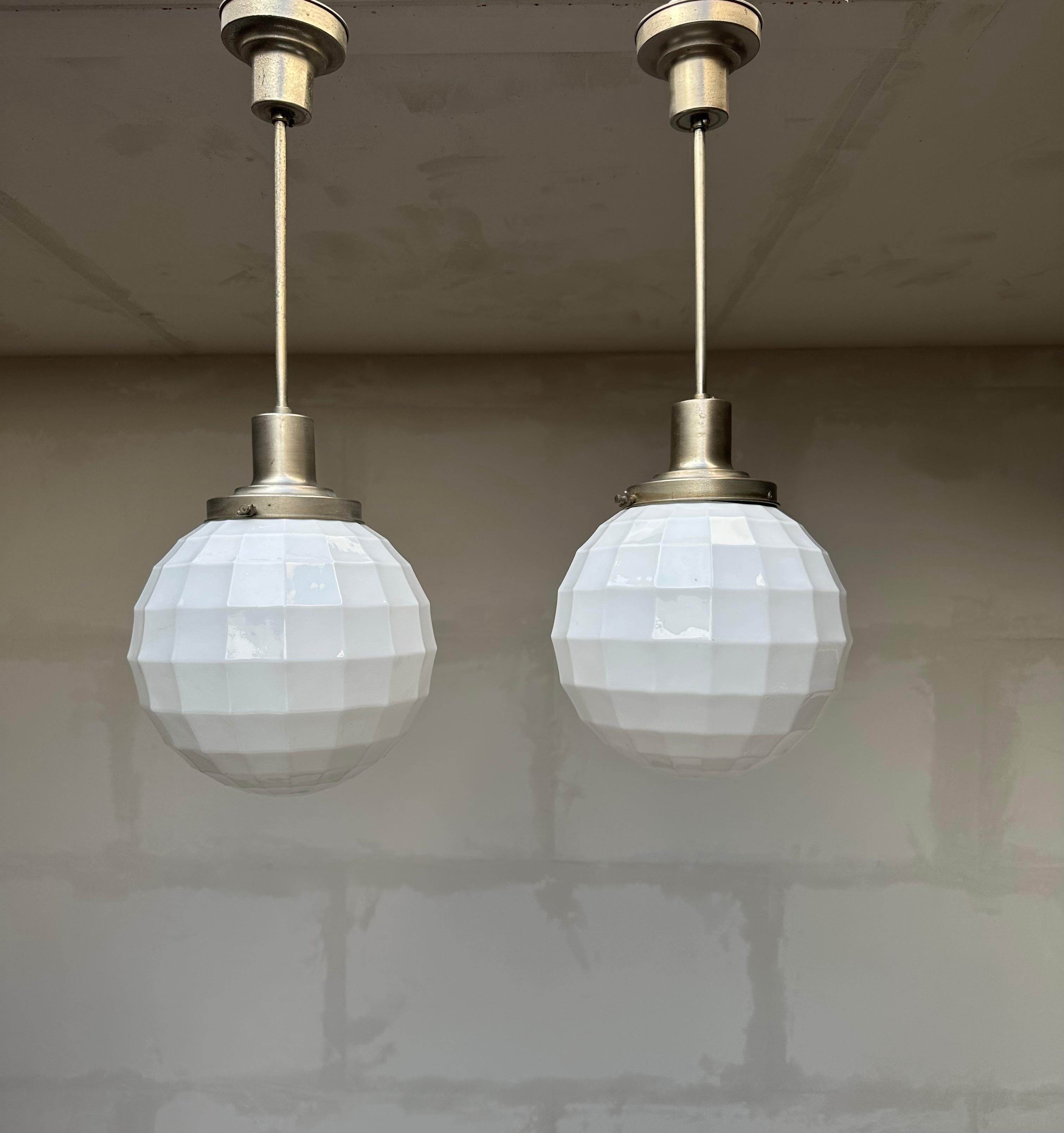 Seltenes Paar Art Deco, Golfball-Design Opalglas-Hängeleuchten Philips im Zustand „Gut“ im Angebot in Lisse, NL