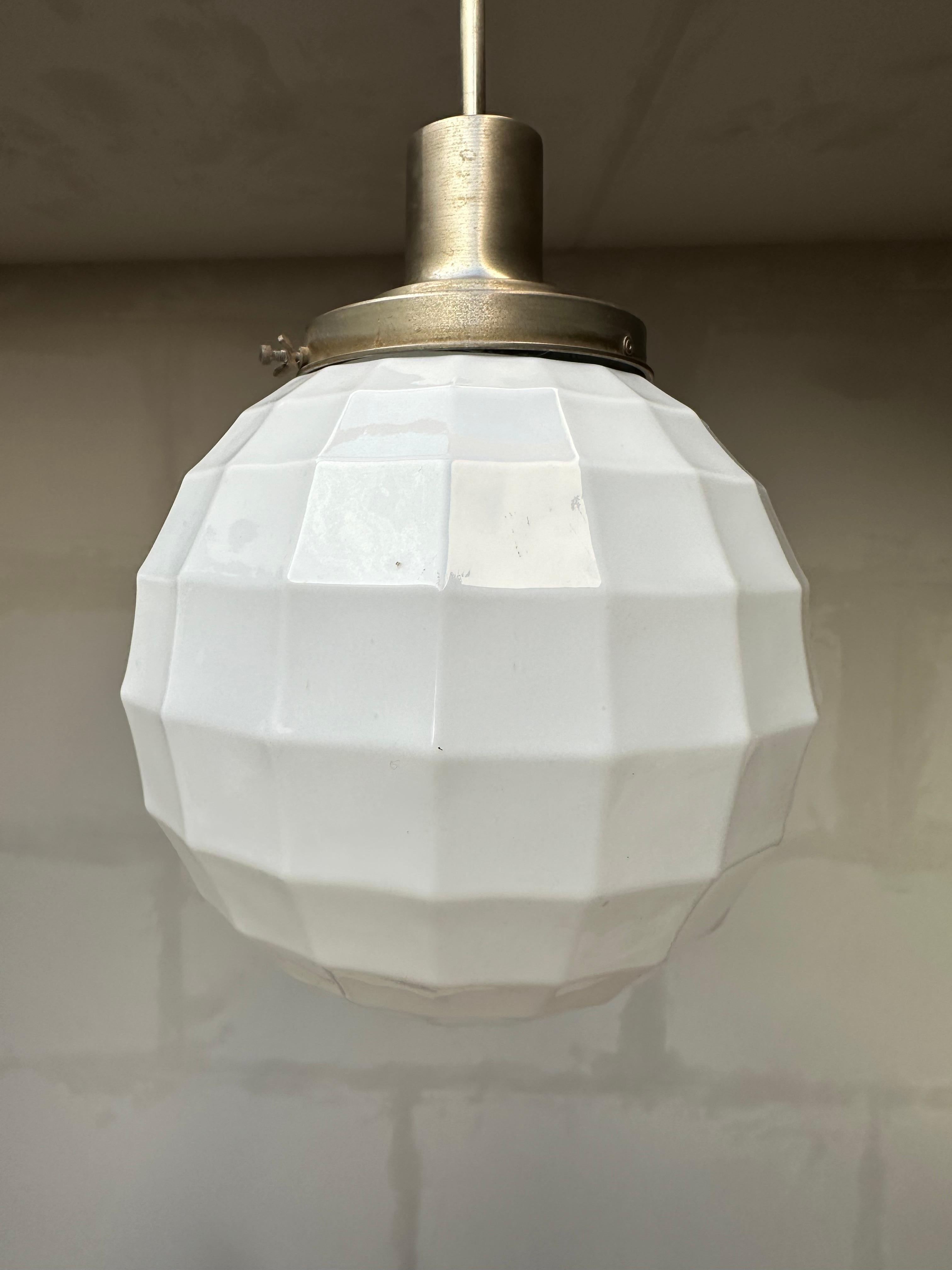 20ième siècle Rare paire de lampes à suspension en verre opalin de l'époque Art Déco, Design Ball and Ball/One Philips en vente