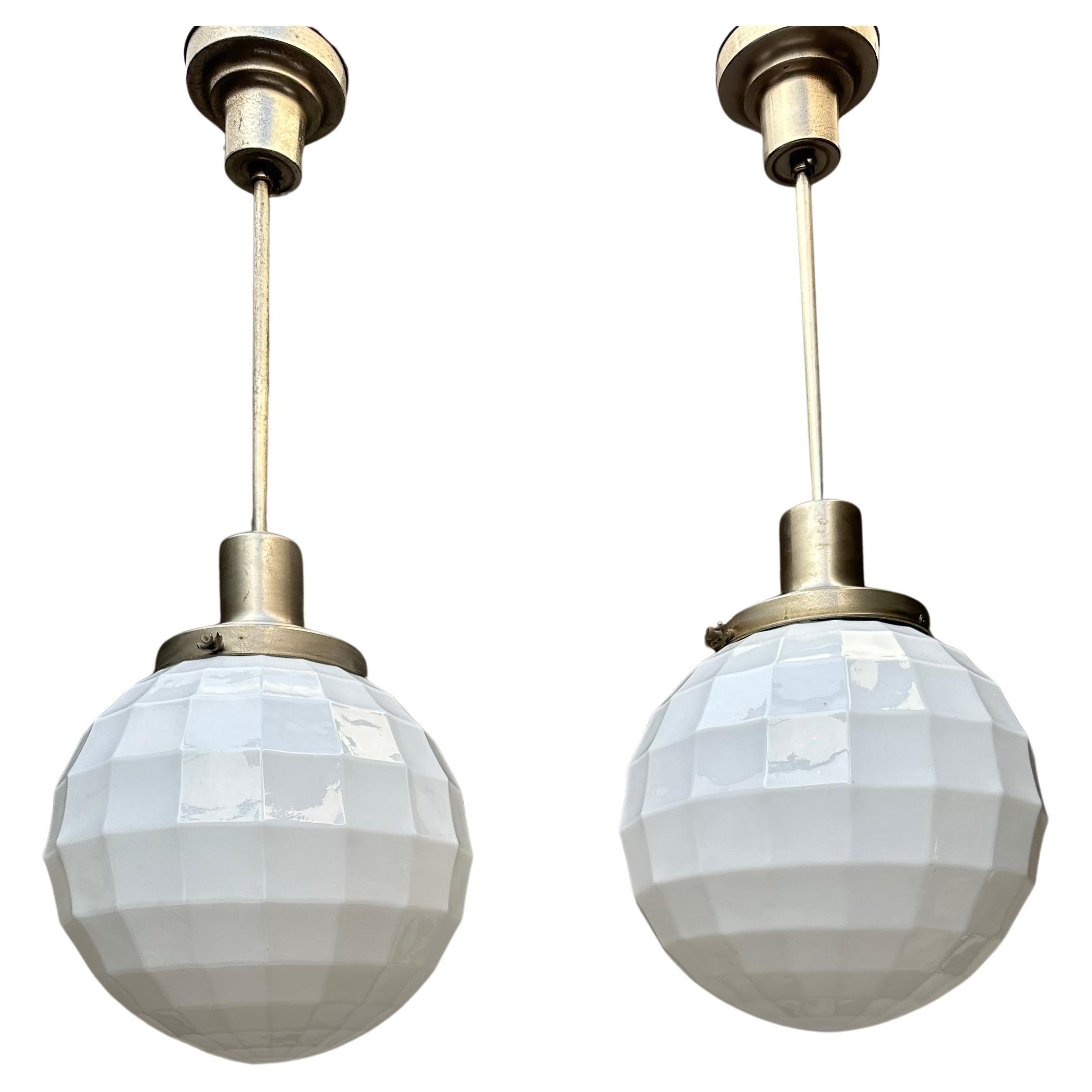 Seltenes Paar Art Deco, Golfball-Design Opalglas-Hängeleuchten Philips im Angebot