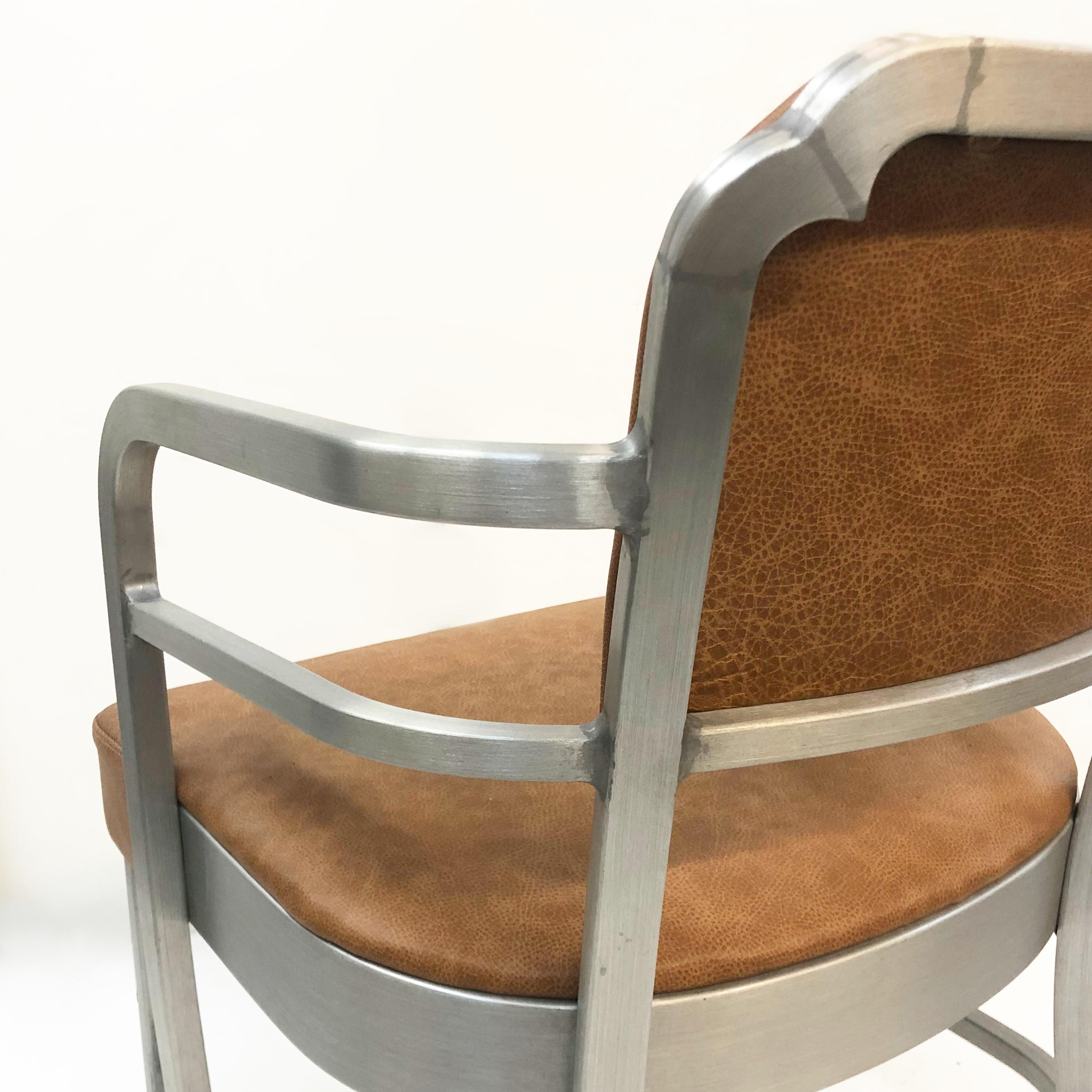Paire de fauteuils club Art Déco industriels en aluminium et cuir par GoodForm en vente 3