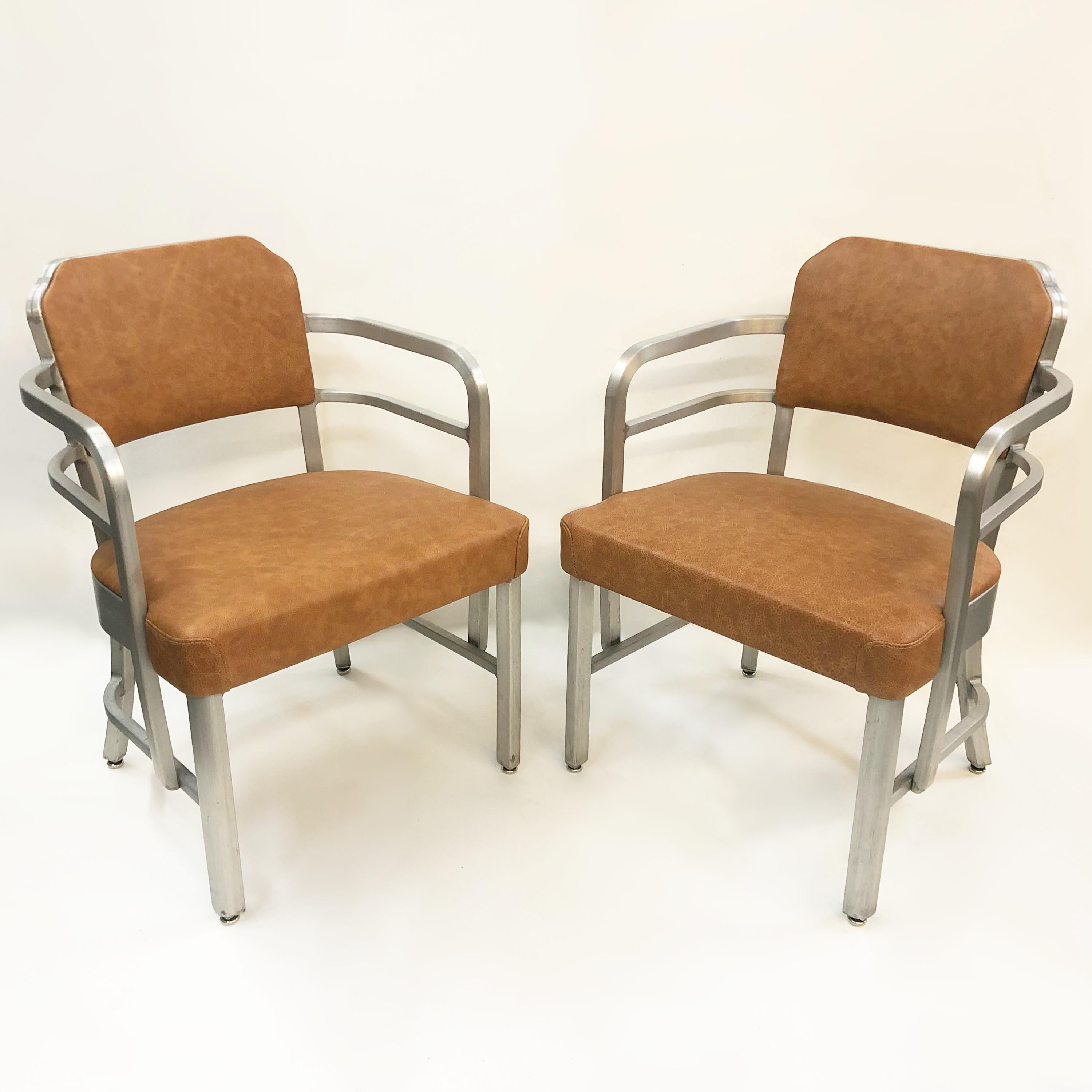 Art déco Paire de fauteuils club Art Déco industriels en aluminium et cuir par GoodForm en vente
