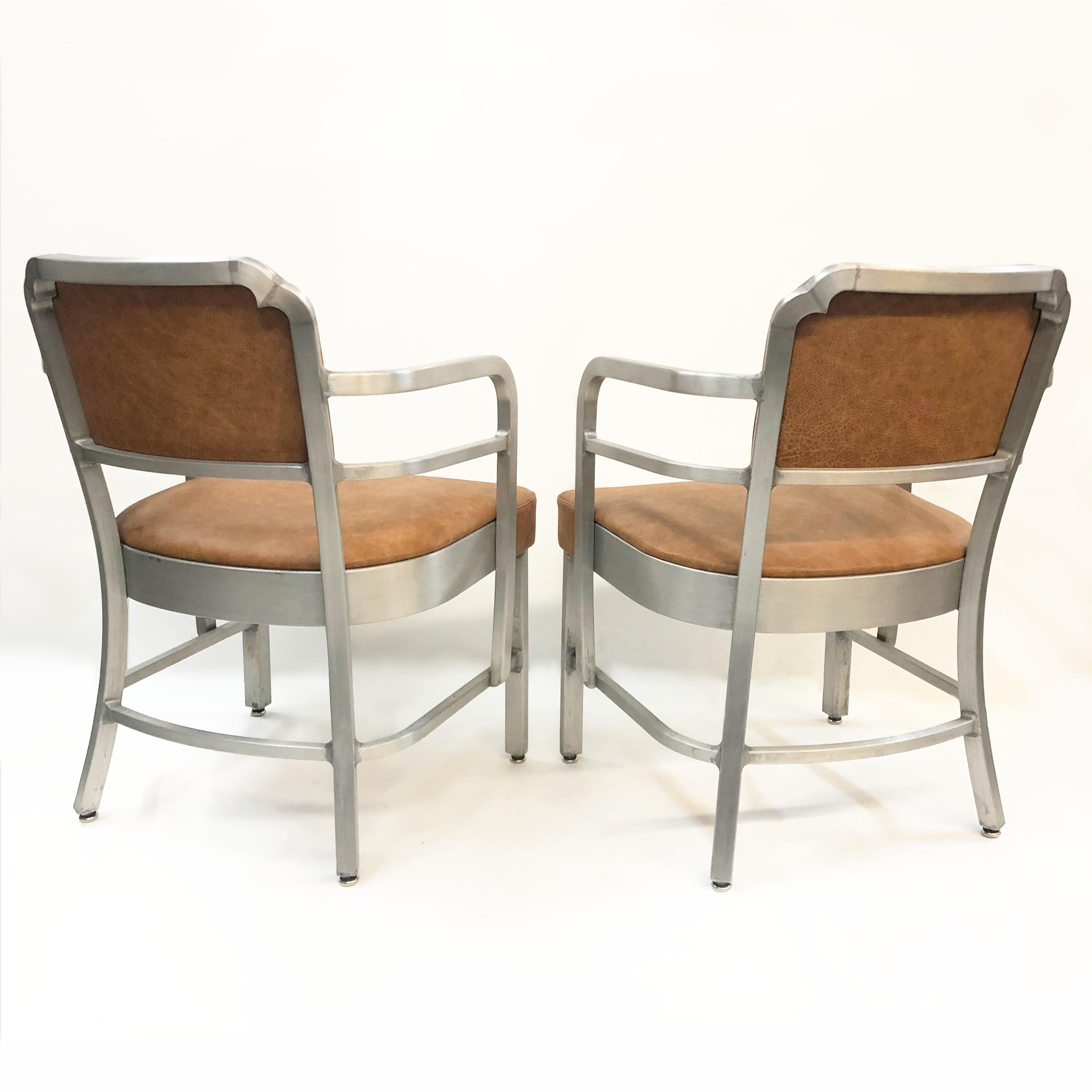 Américain Paire de fauteuils club Art Déco industriels en aluminium et cuir par GoodForm en vente