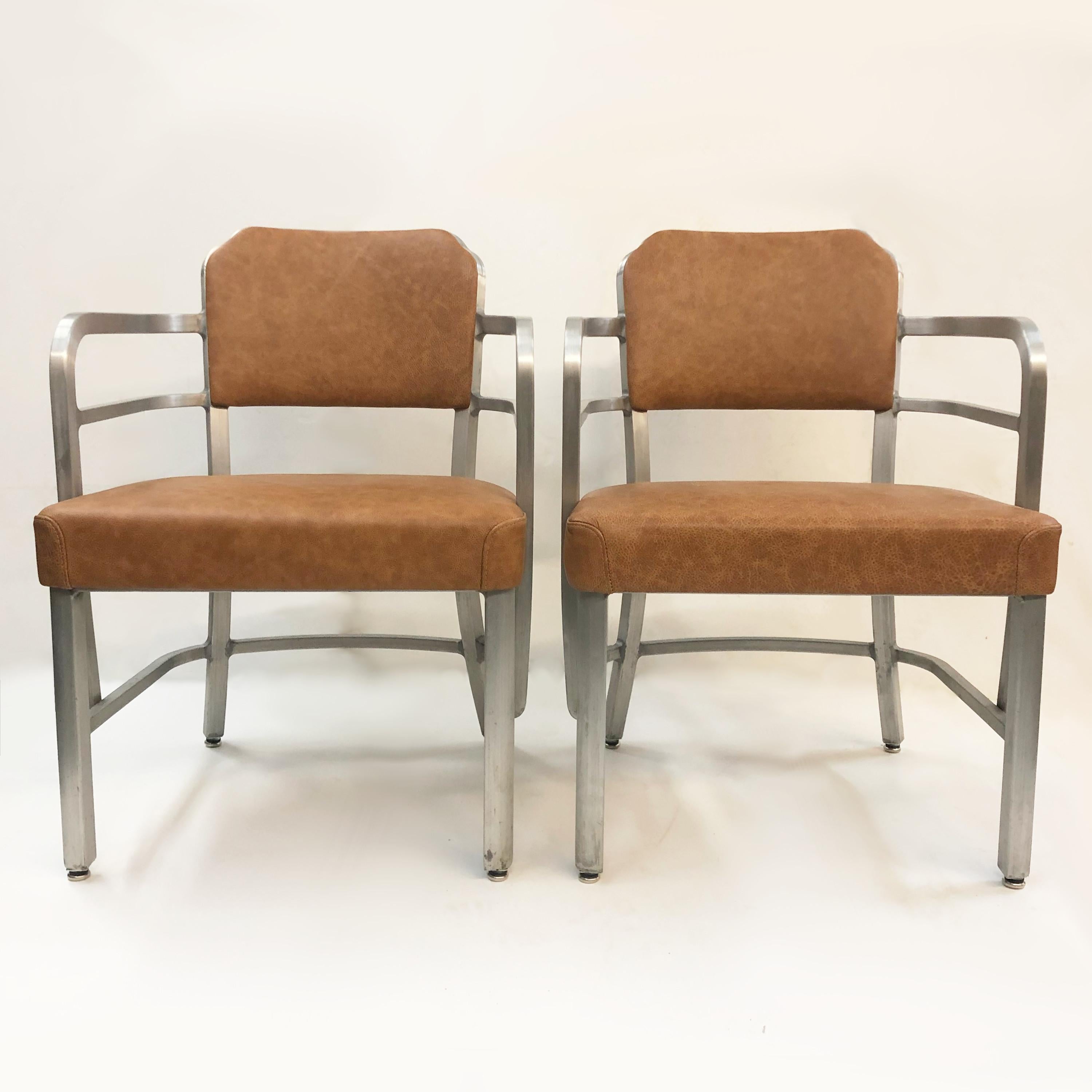 Paire de fauteuils club Art Déco industriels en aluminium et cuir par GoodForm Bon état - En vente à Lafayette, IN
