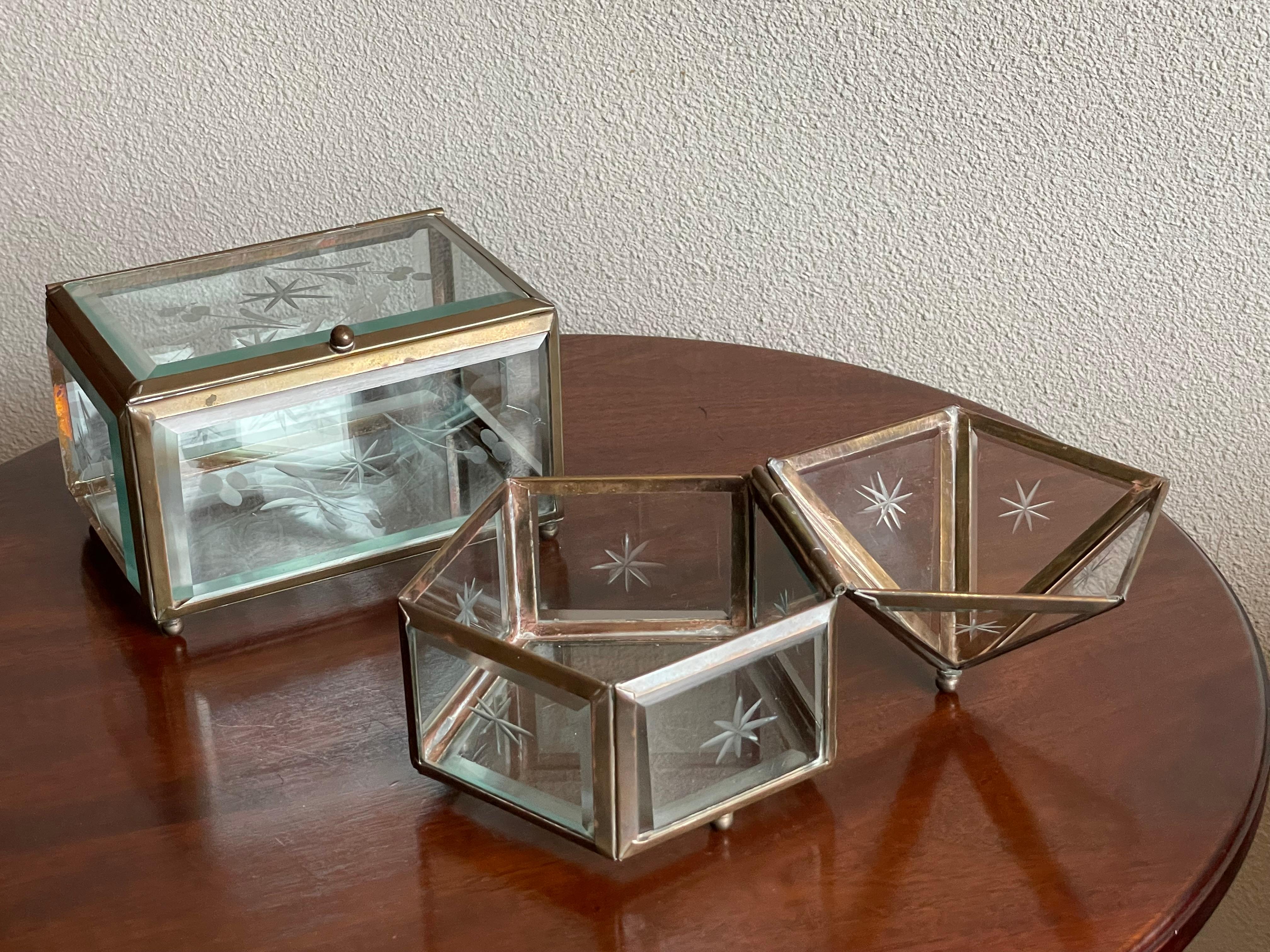 Rare Pair of Arts & Crafts Glass and Brass Boxes with Hand Engraved Flowers For Sale 12