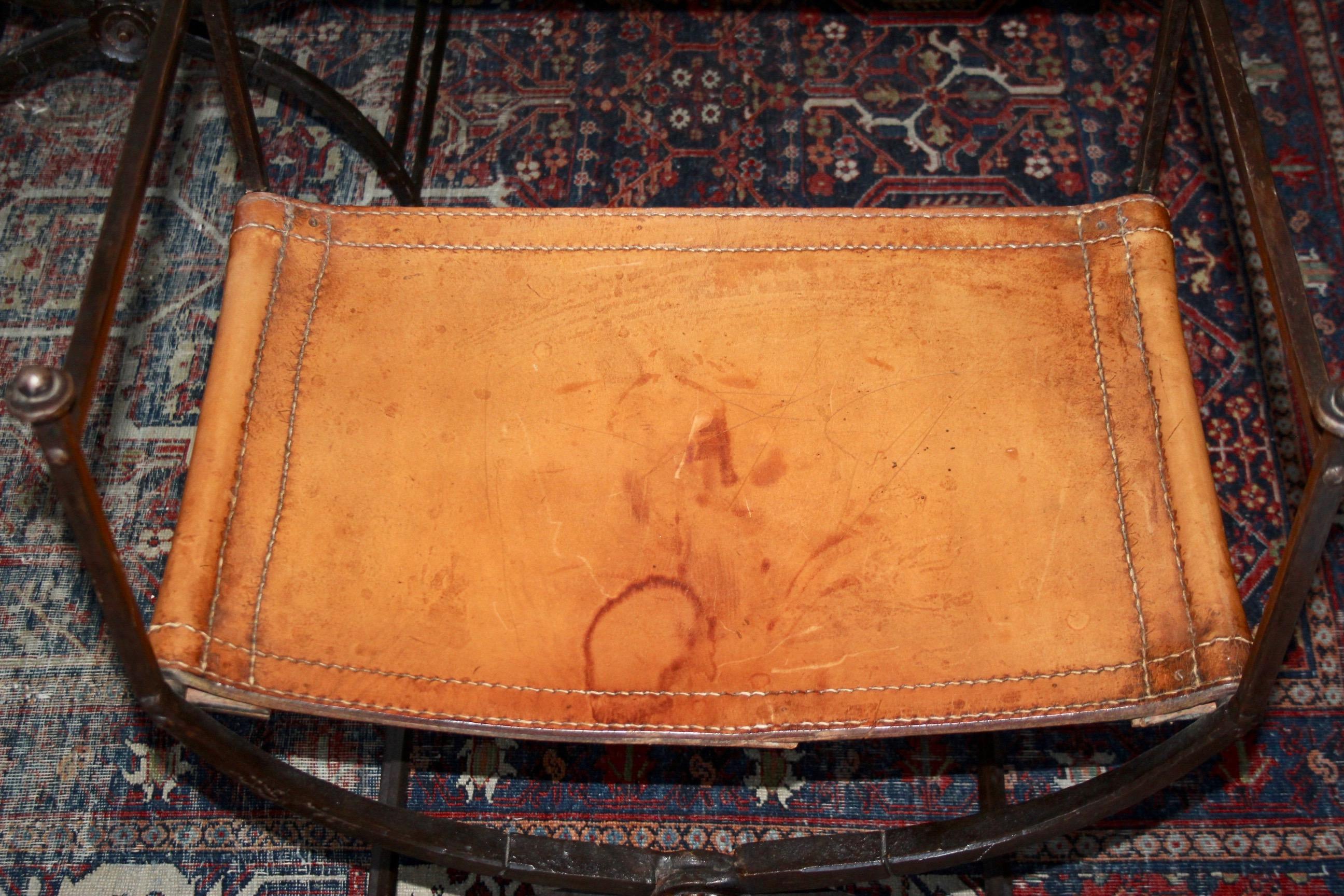 Raro par de sillas de hierro Arts & Crafts de Morgan Colt en venta 4