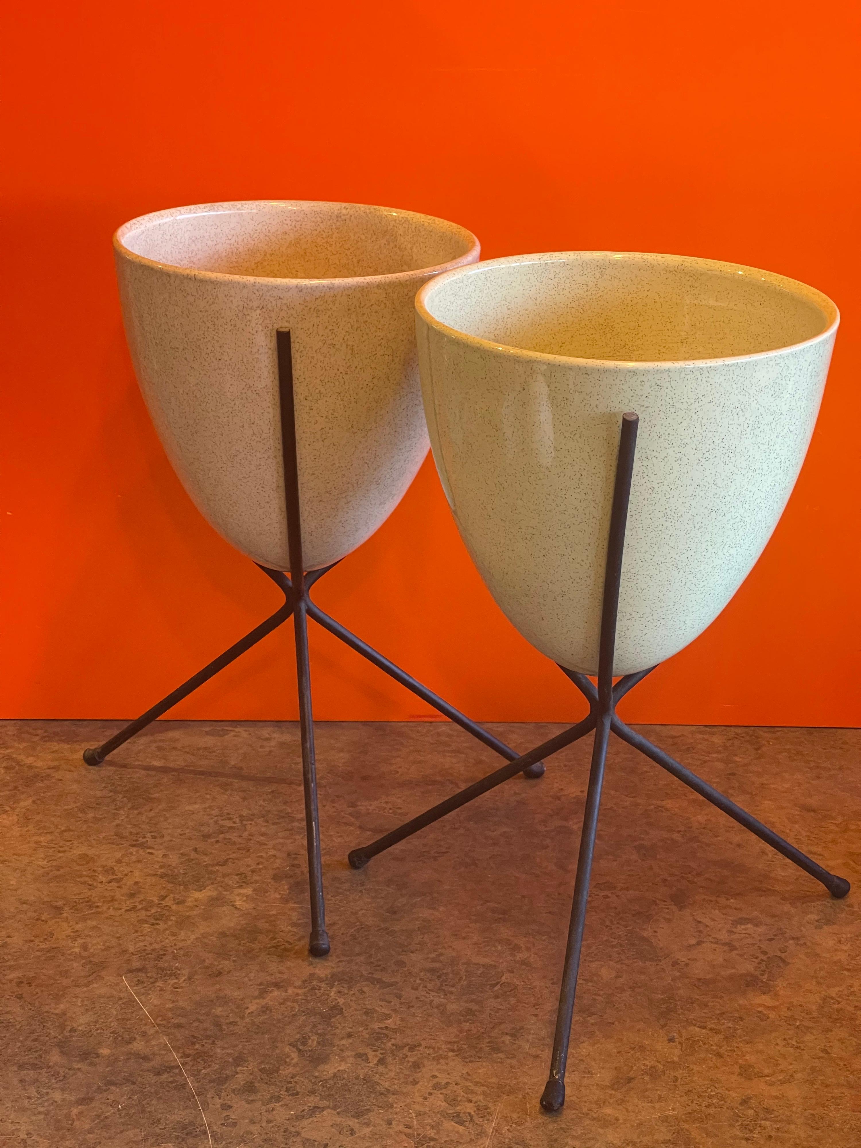 Poteries Paire rare de jardinières à balles en céramique de l'ère atomique sur supports en métal par Bauer en vente