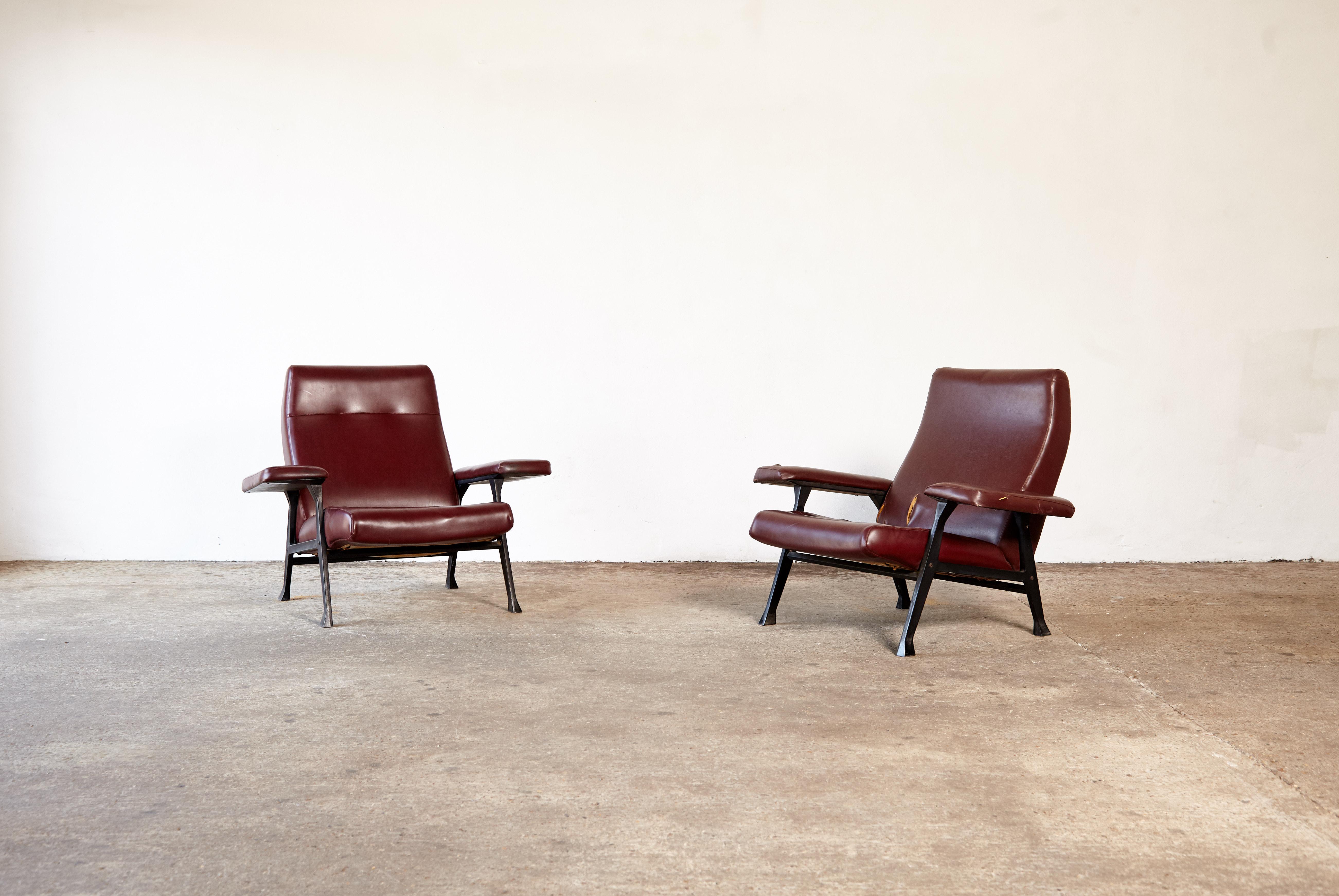 An original and rare early pair of Roberto Menghi Hall Chairs, produced by Arflex, Italy, 1950s. These chairs were specified by Gio Ponti for his Iconic Pirelli Tower in Milan. They were awarded the Prestigious Prize the Compasso d’Oro in