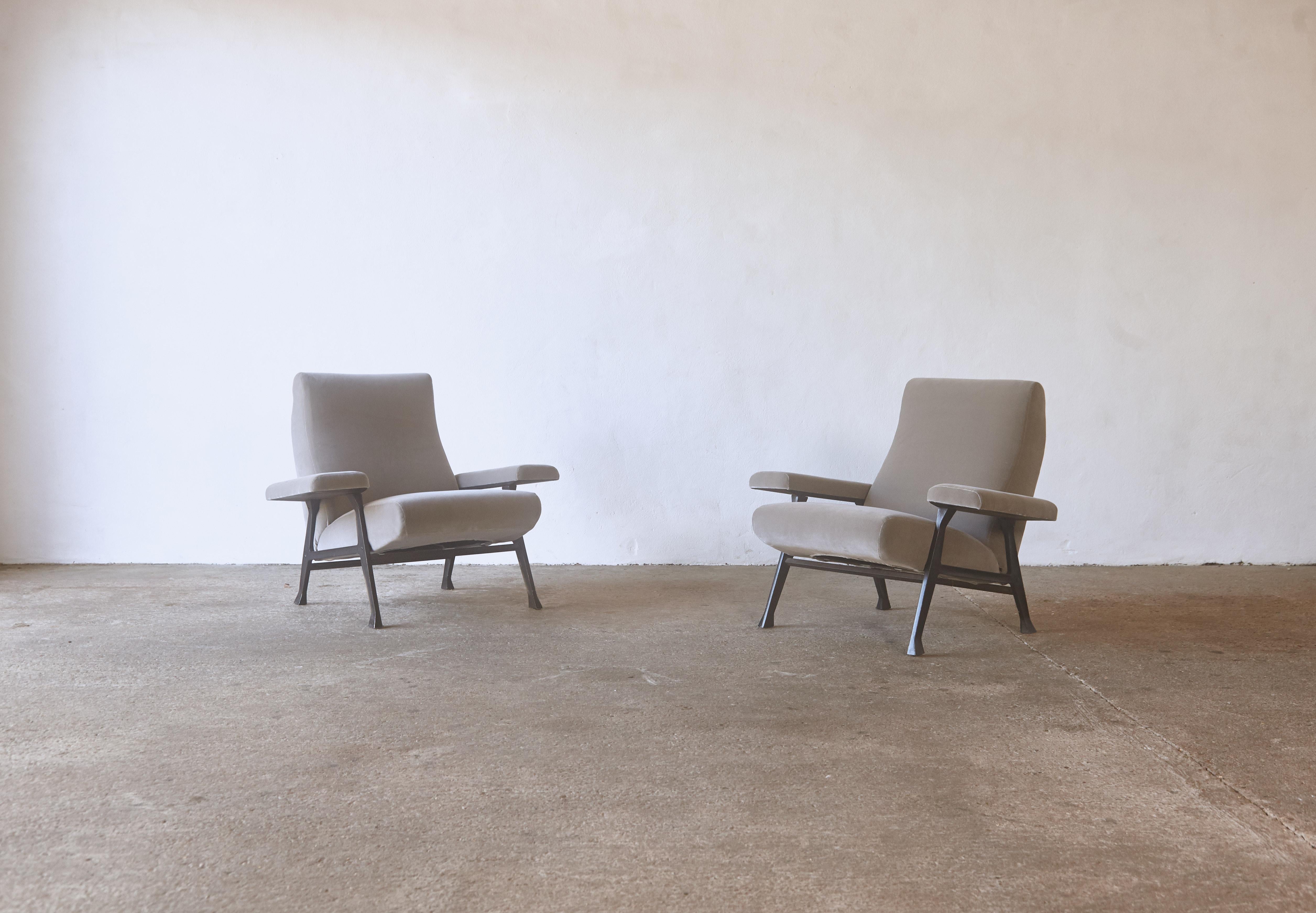 An original and rare early pair of Roberto Menghi hall chairs, produced by Arflex, Italy, 1950s. These chairs were specified by Gio Ponti for his Iconic Pirelli Tower in Milan. They were awarded the Prestigious Prize the Compasso d’Oro in 1959.