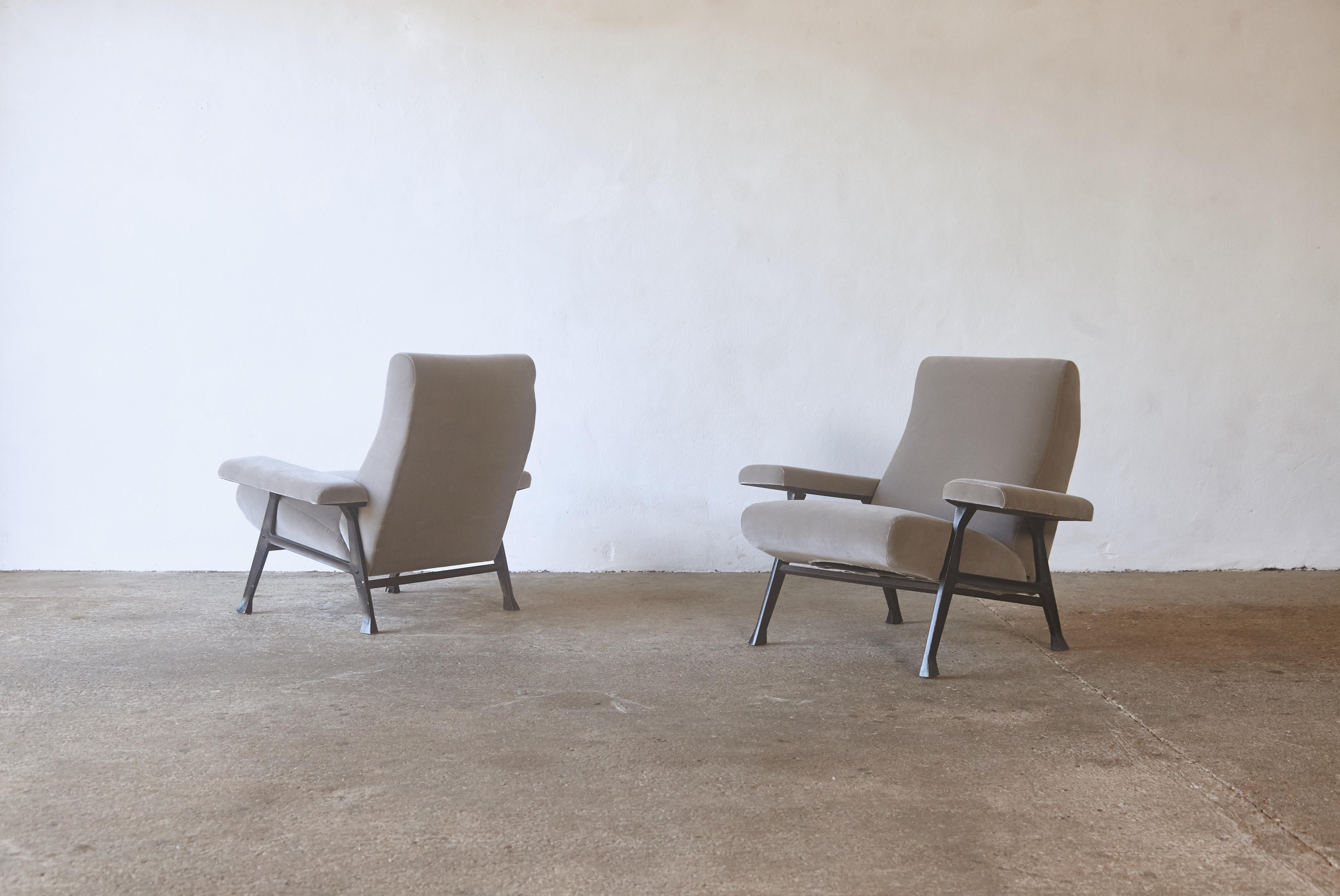 An original and rare early pair of Roberto Menghi hall chairs, produced by Arflex, Italy, 1950s. These chairs were specified by Gio Ponti for his Iconic Pirelli Tower in Milan. They were awarded the Prestigious Prize the Compasso d’Oro in 1959.