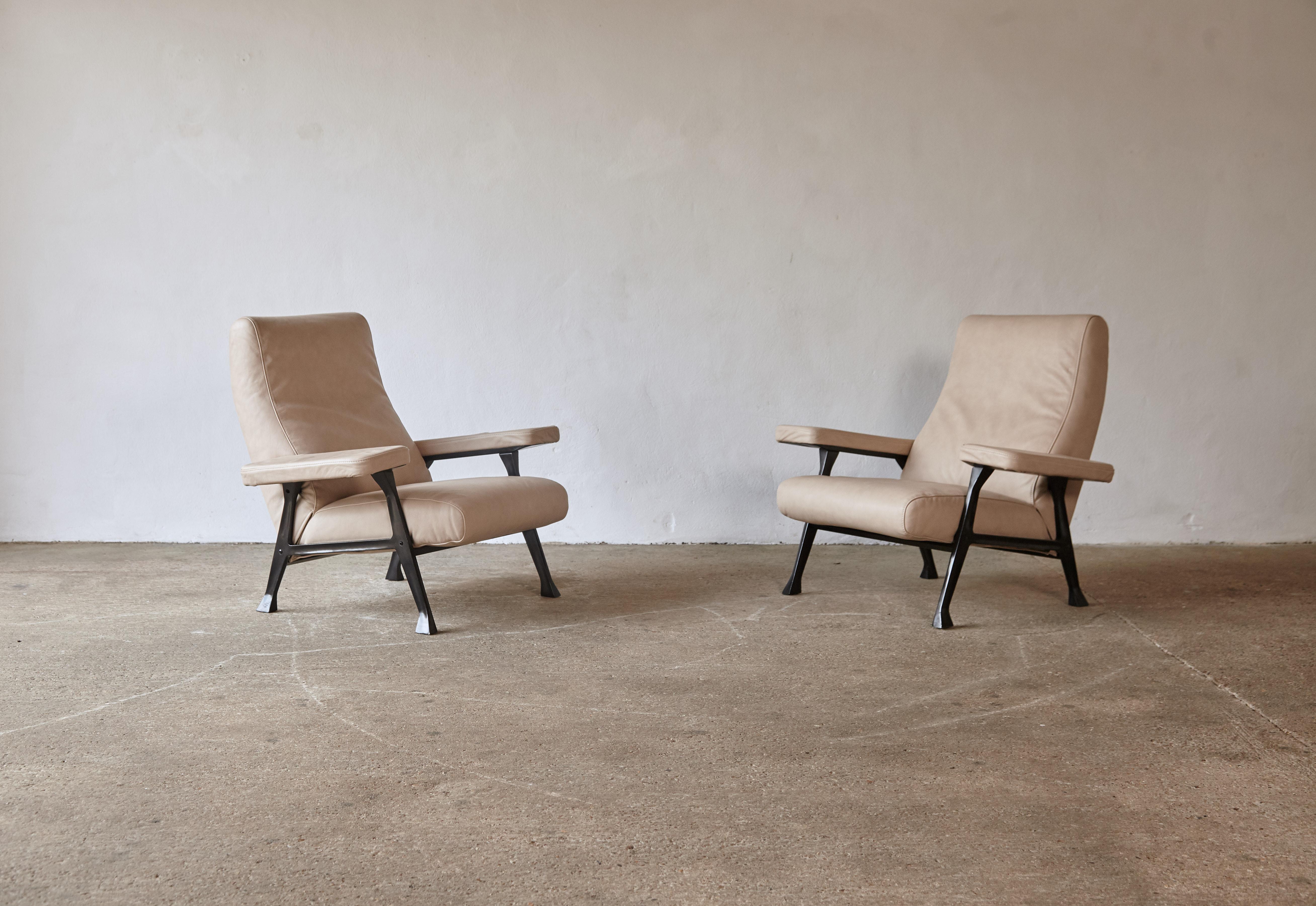 An original and rare early pair of Roberto Menghi hall chairs, produced by Arflex, Italy, 1950s. The upholstery shows some age so these chairs are suitable for reupholstery in customers own choice of fabric. The metal frames are in very good