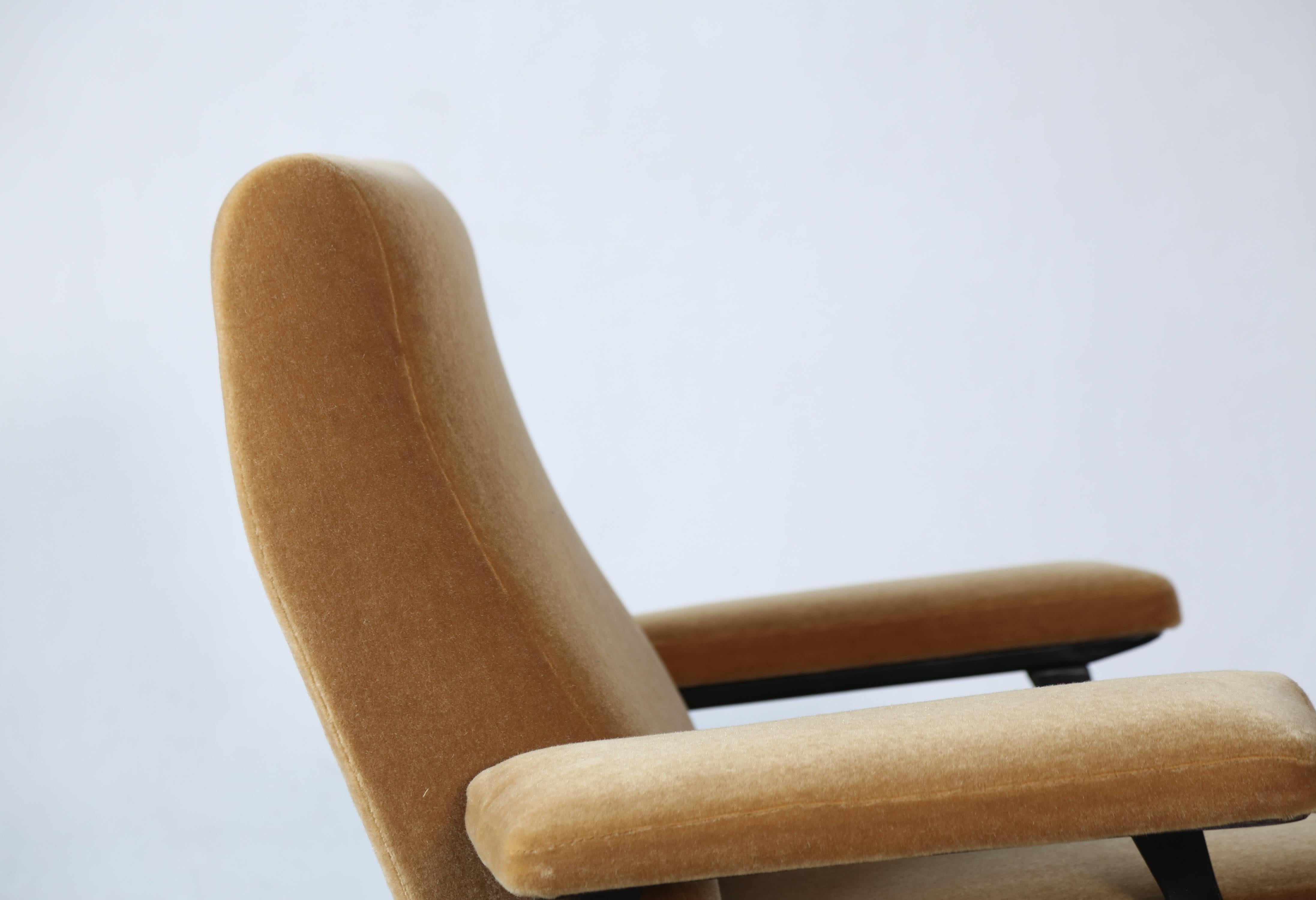 Rare paire d'authentiques chaises de salle Roberto Menghi des années 1950, Italie, New Pure Mohair en vente 4