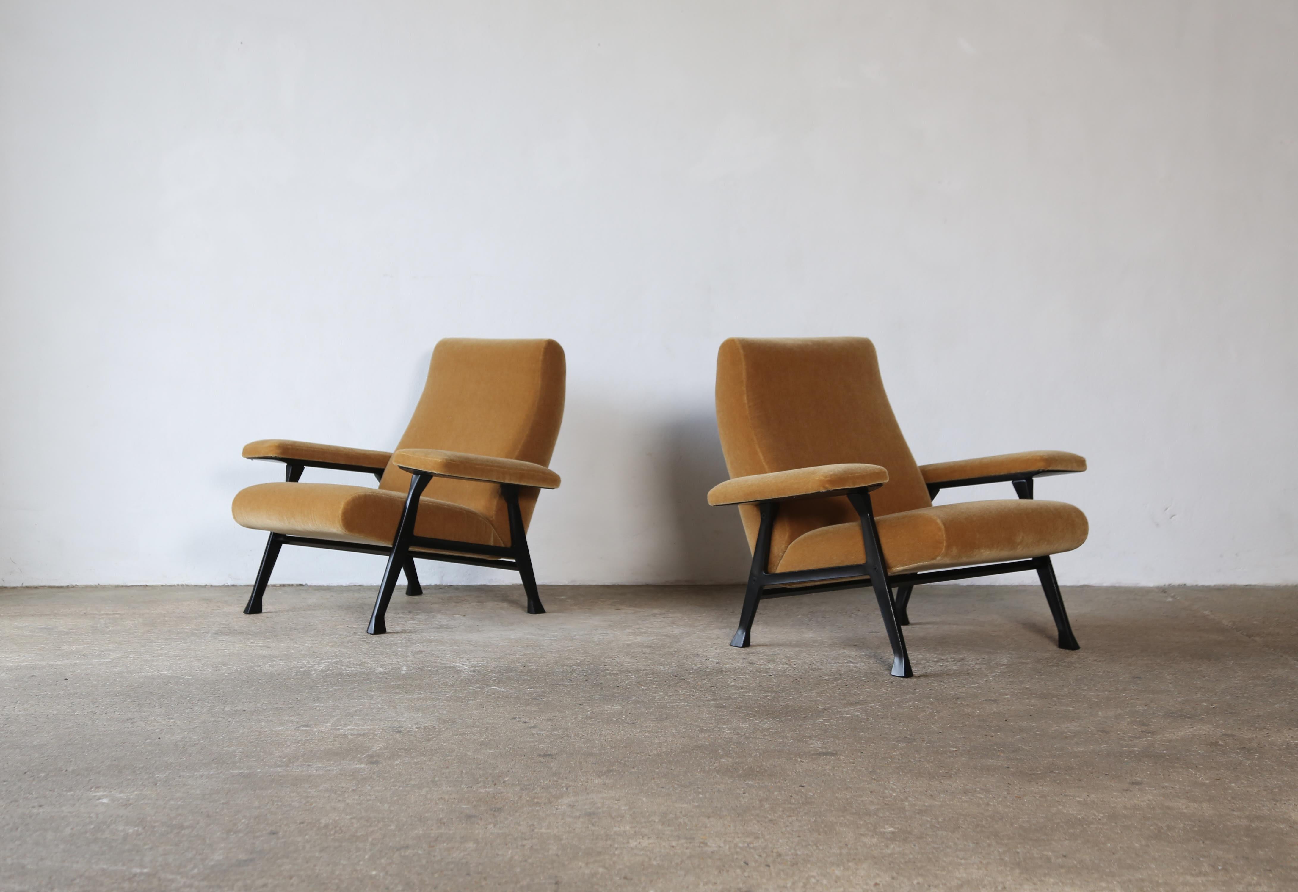 Ein originales Paar Roberto Menghi Hall Stühle, hergestellt von Arflex, Italien, 1950er Jahre. Neu bezogen mit einem hochwertigen gelbgoldenen Stoff aus reinem Mohair.  Die Metallrahmen sind restauriert und neu lackiert worden. Diese Stühle wurden
