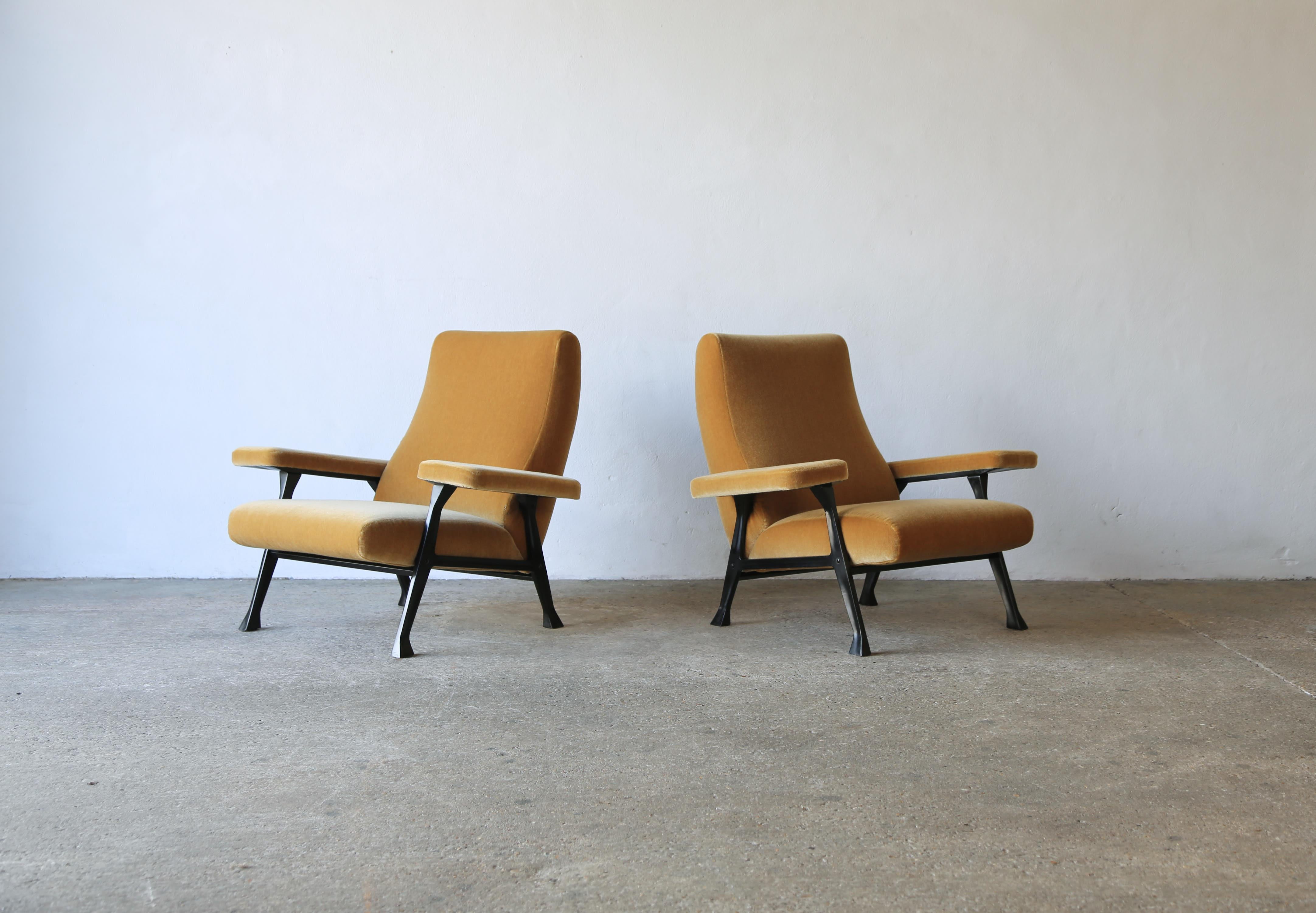 Coppia originale di sedie Roberto Menghi Hall, prodotte da Arflex, Italia, anni '50. Il rivestimento è stato realizzato con un pregiato tessuto in mohair giallo oro.  I telai in metallo sono stati restaurati e ridipinti. Queste sedie sono state