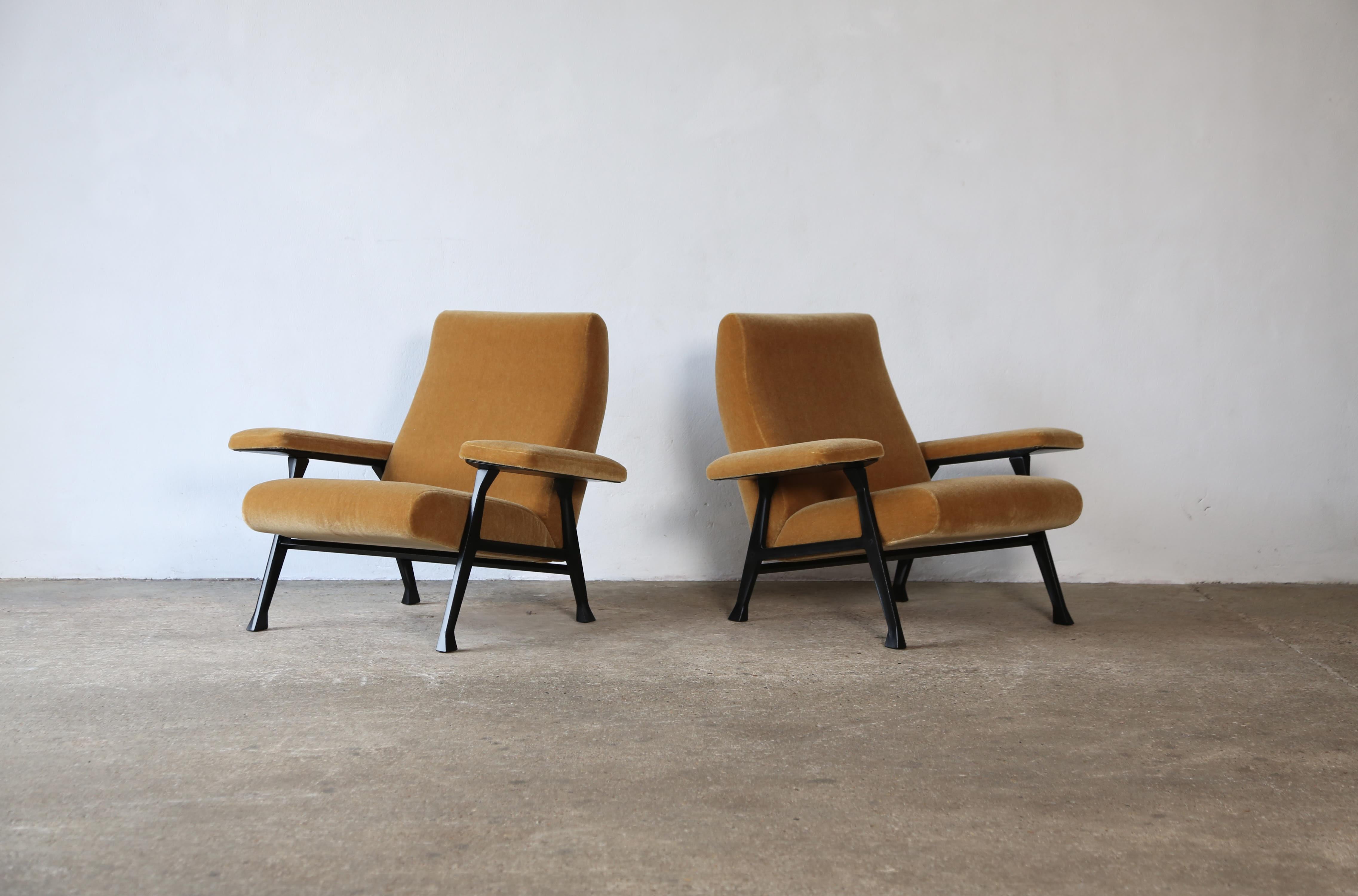 Mid-Century Modern Rare Pair of Authentic 1950s Roberto Menghi Hall Chairs, Italy, New Pure Mohair For Sale