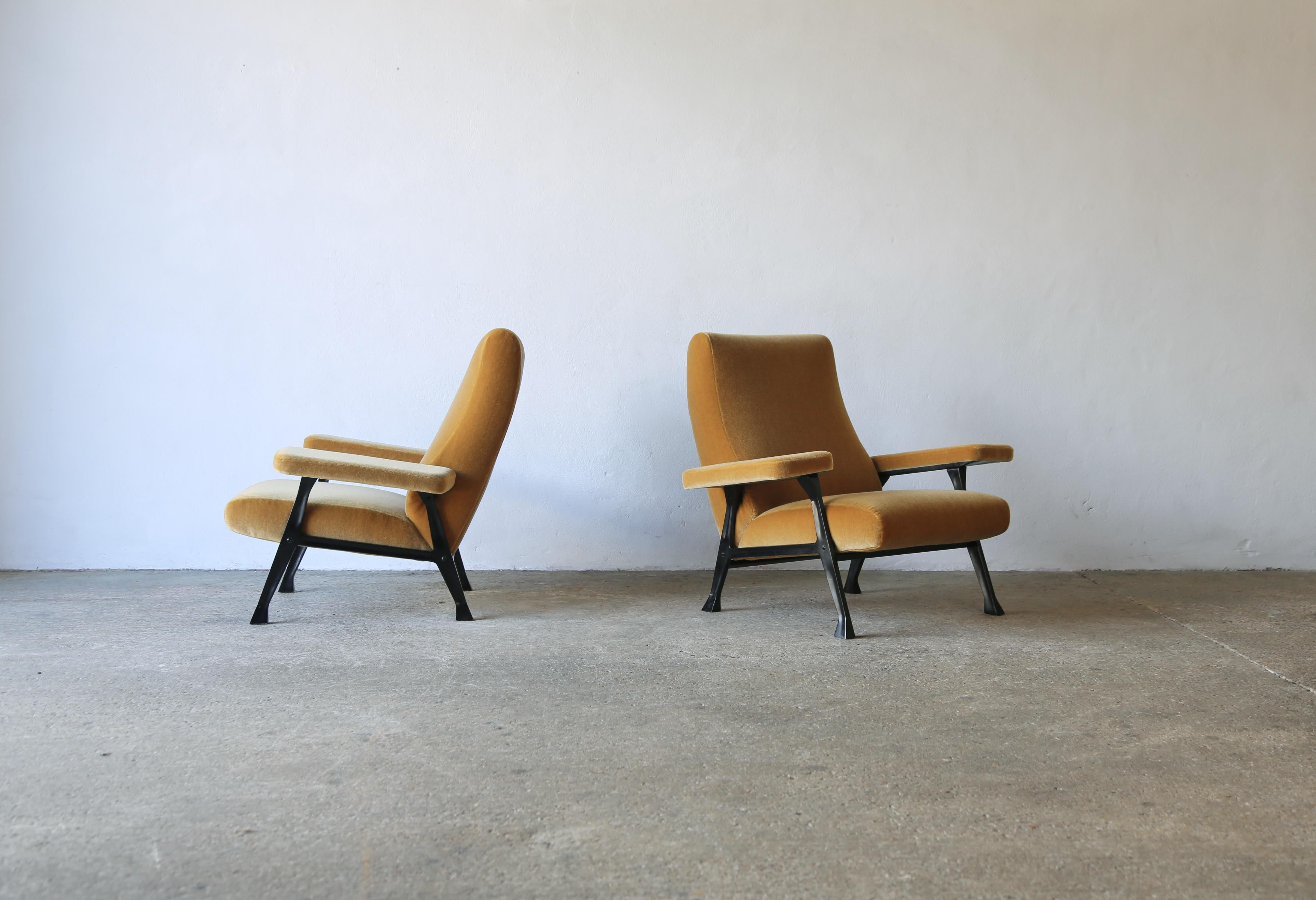 Mid-Century moderno Rara coppia di autentiche sedie da sala Roberto Menghi degli anni '50, Italia, New Mohair puro in vendita