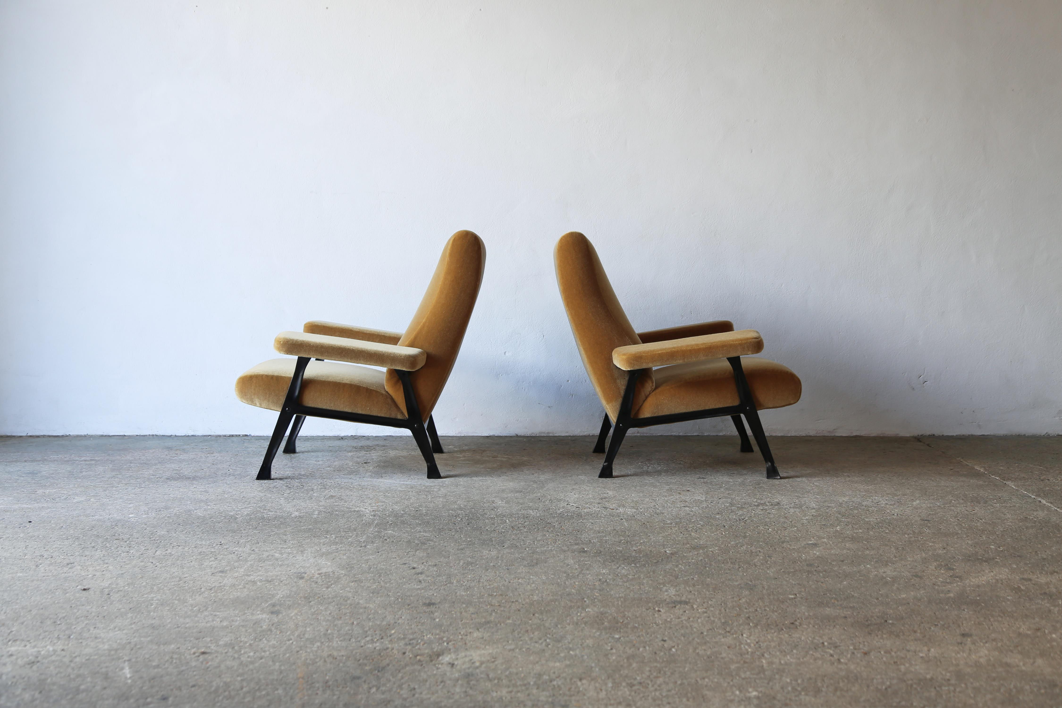 Italiano Rara coppia di autentiche sedie da sala Roberto Menghi degli anni '50, Italia, New Mohair puro in vendita