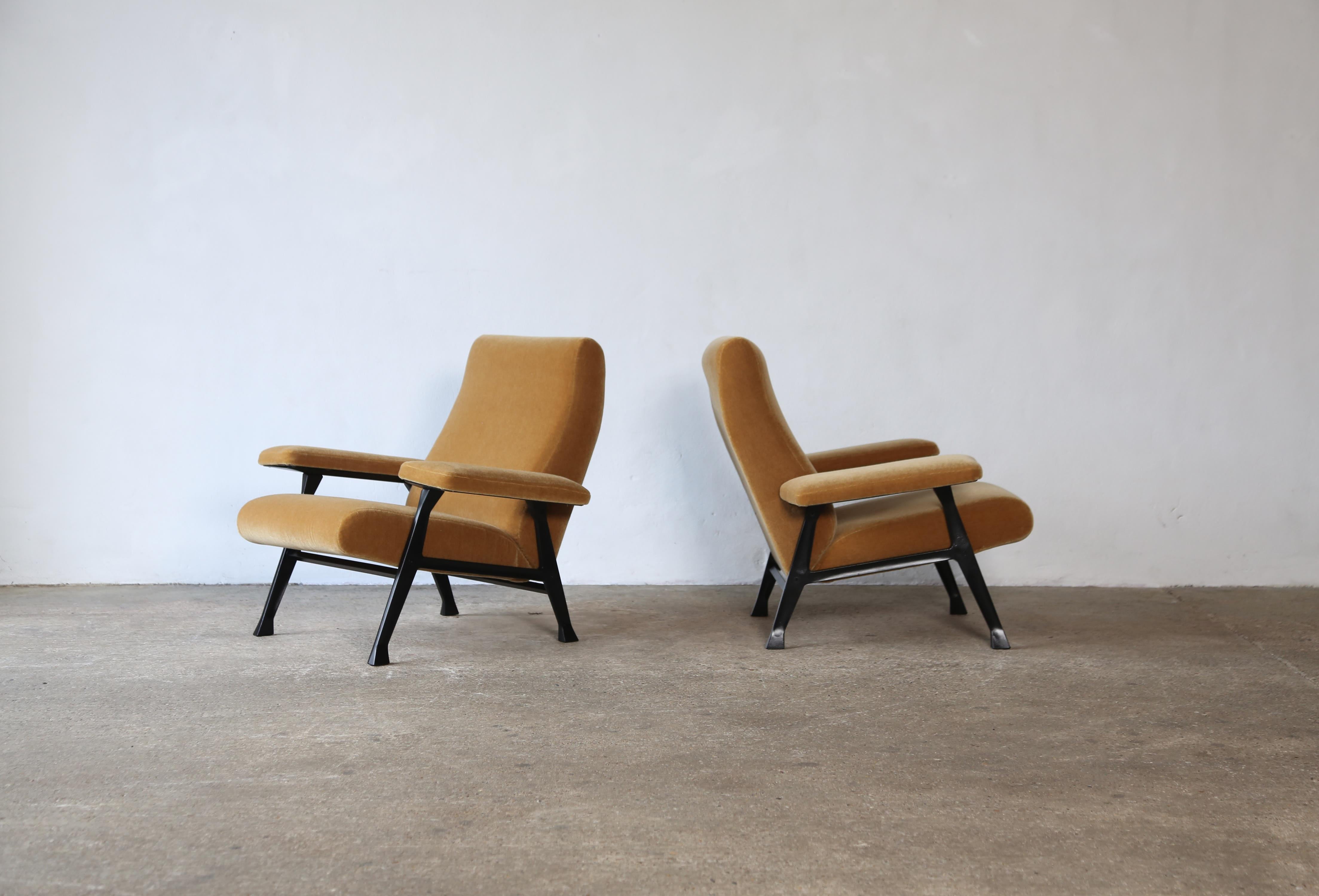 Seltenes Paar authentischer Roberto Menghi Hall Stühle aus den 1950ern, Italien, New Pure Mohair im Zustand „Gut“ im Angebot in London, GB