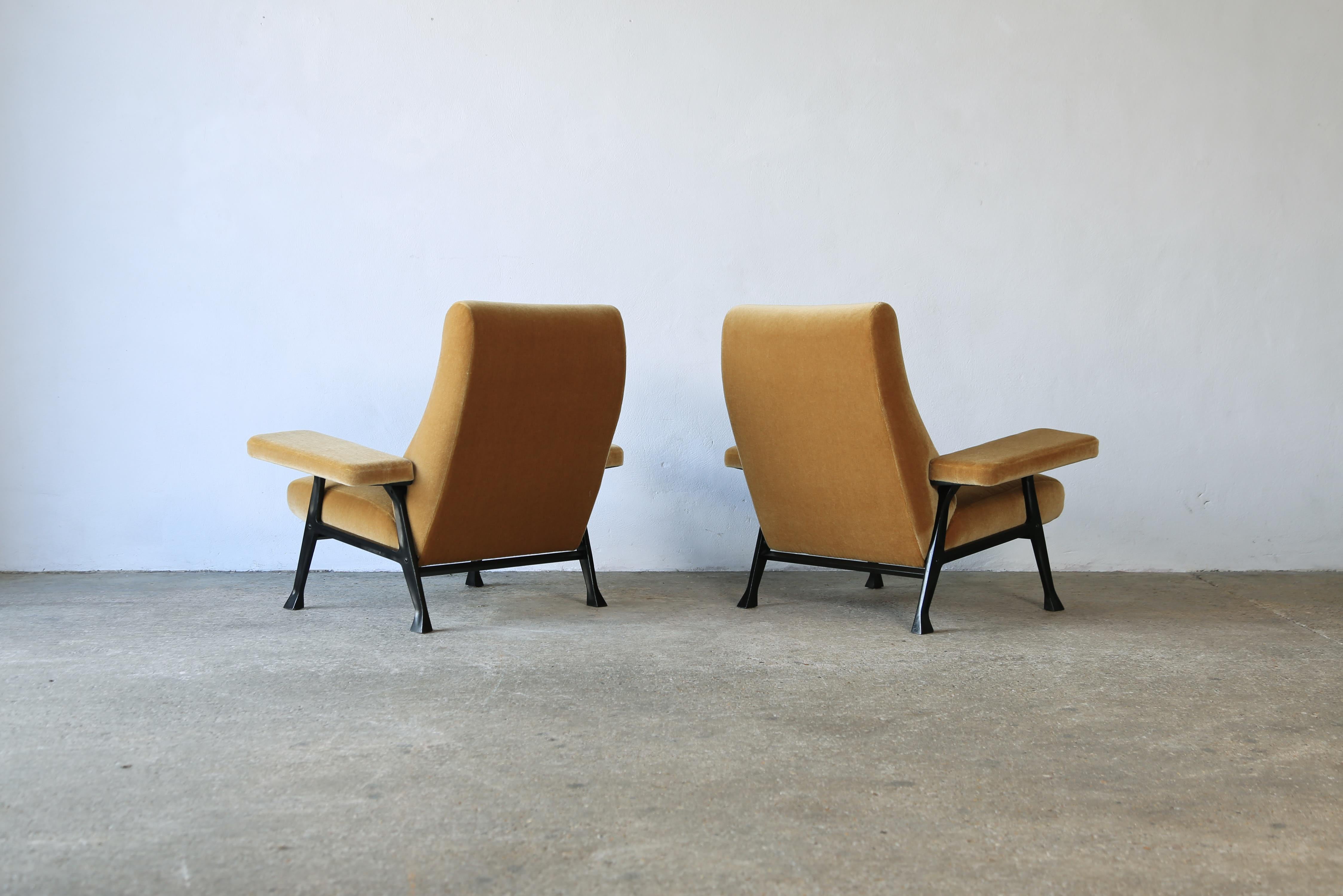 XX secolo Rara coppia di autentiche sedie da sala Roberto Menghi degli anni '50, Italia, New Mohair puro in vendita