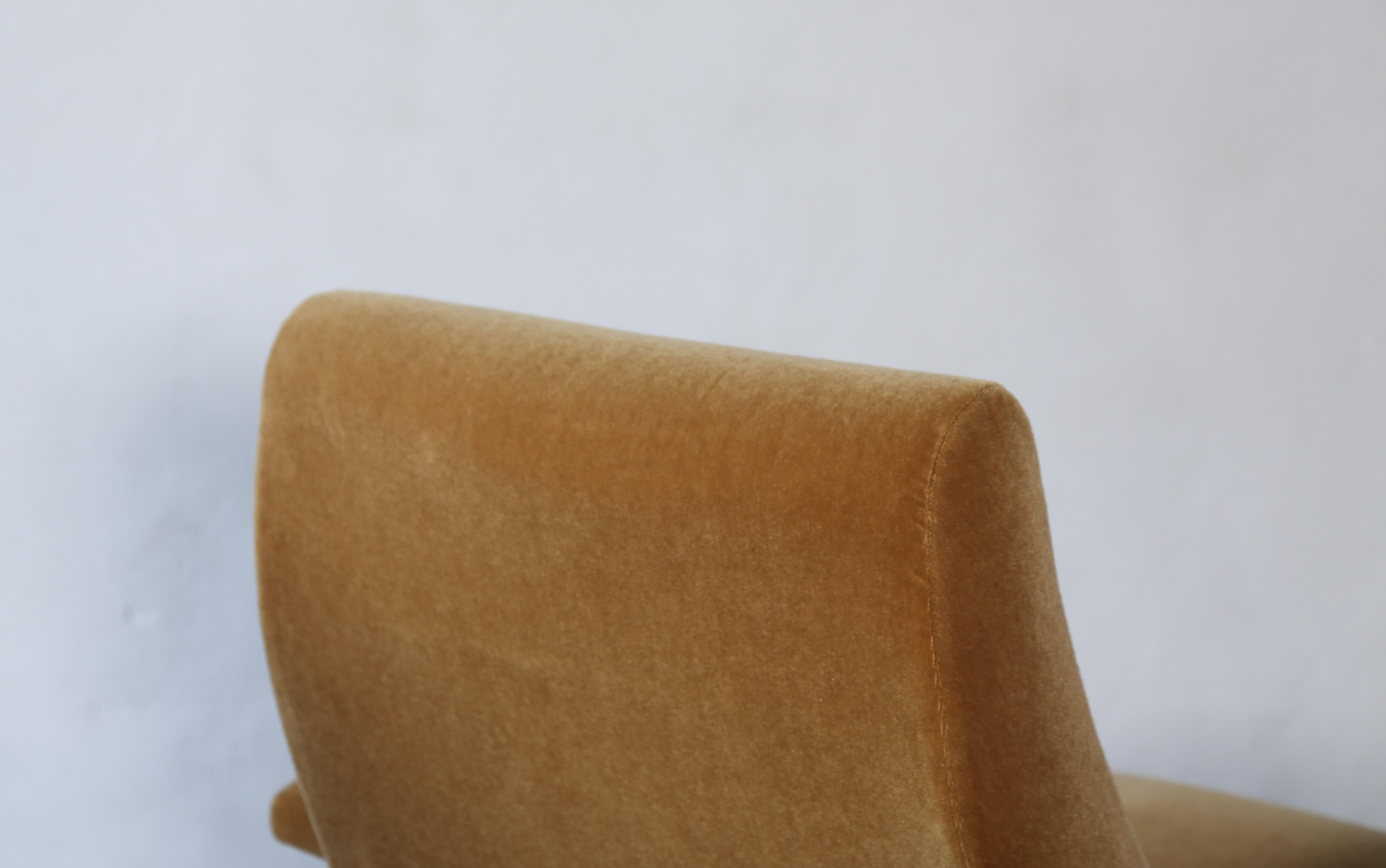 Acciaio Rara coppia di autentiche sedie da sala Roberto Menghi degli anni '50, Italia, New Mohair puro