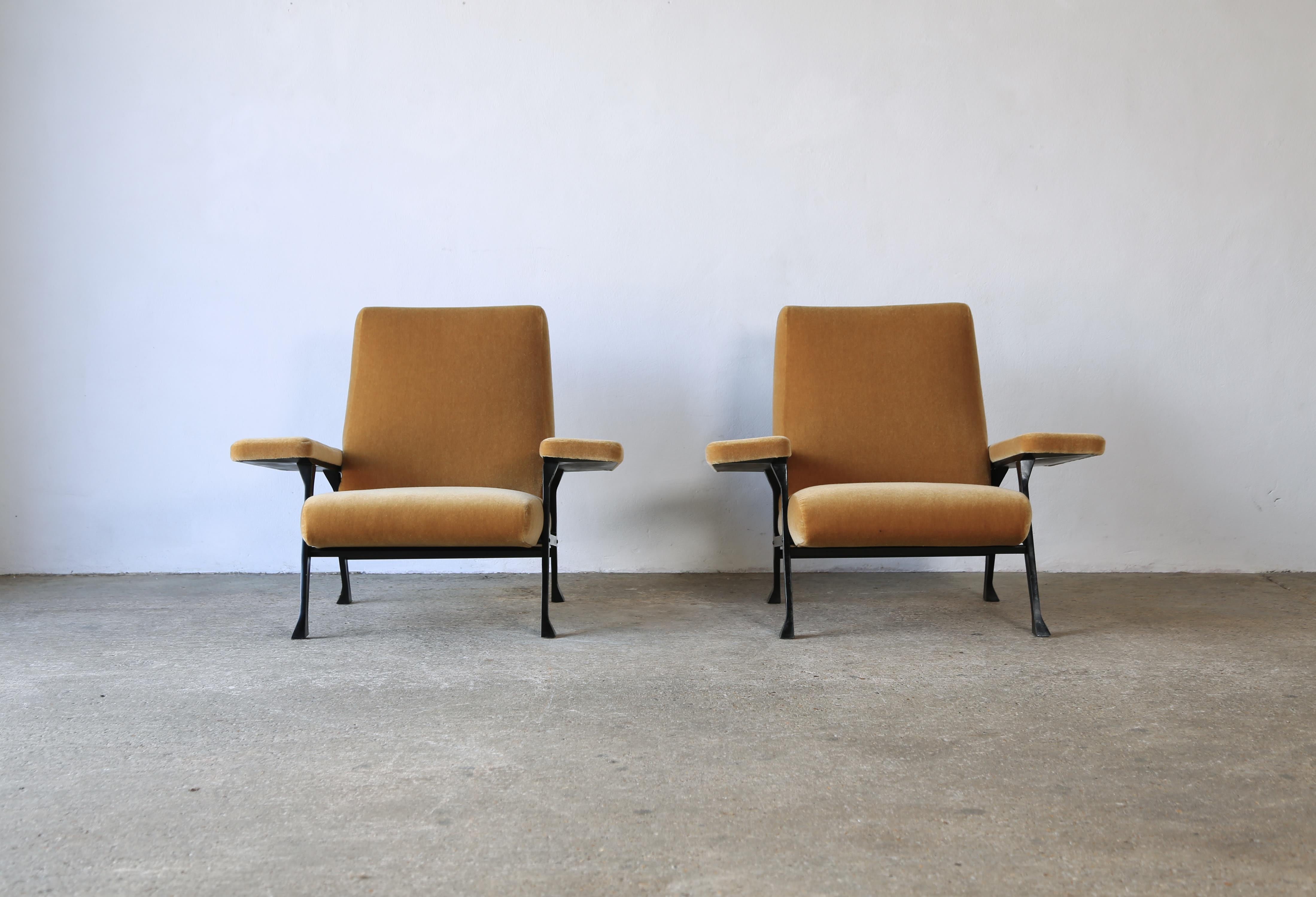 Acciaio Rara coppia di autentiche sedie da sala Roberto Menghi degli anni '50, Italia, New Mohair puro in vendita